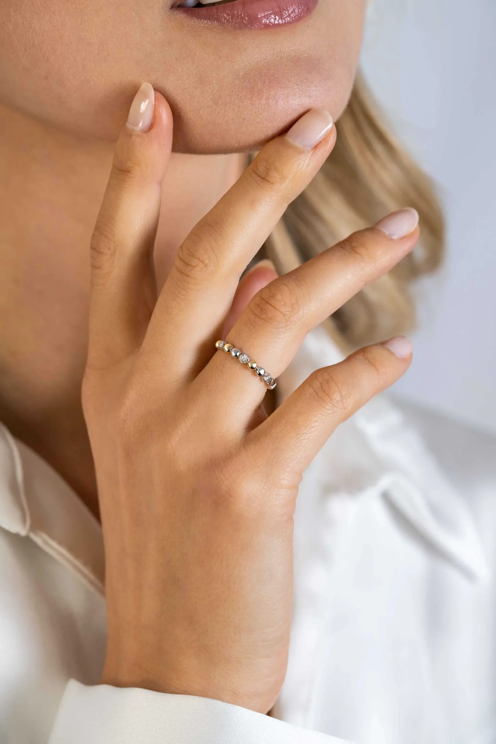 Online Zinzi zilveren bicolor aanschuifring 3mm met bolletjes, waarvan vijf bolletjes bezet zijn met witte zirconia's ZIR2393