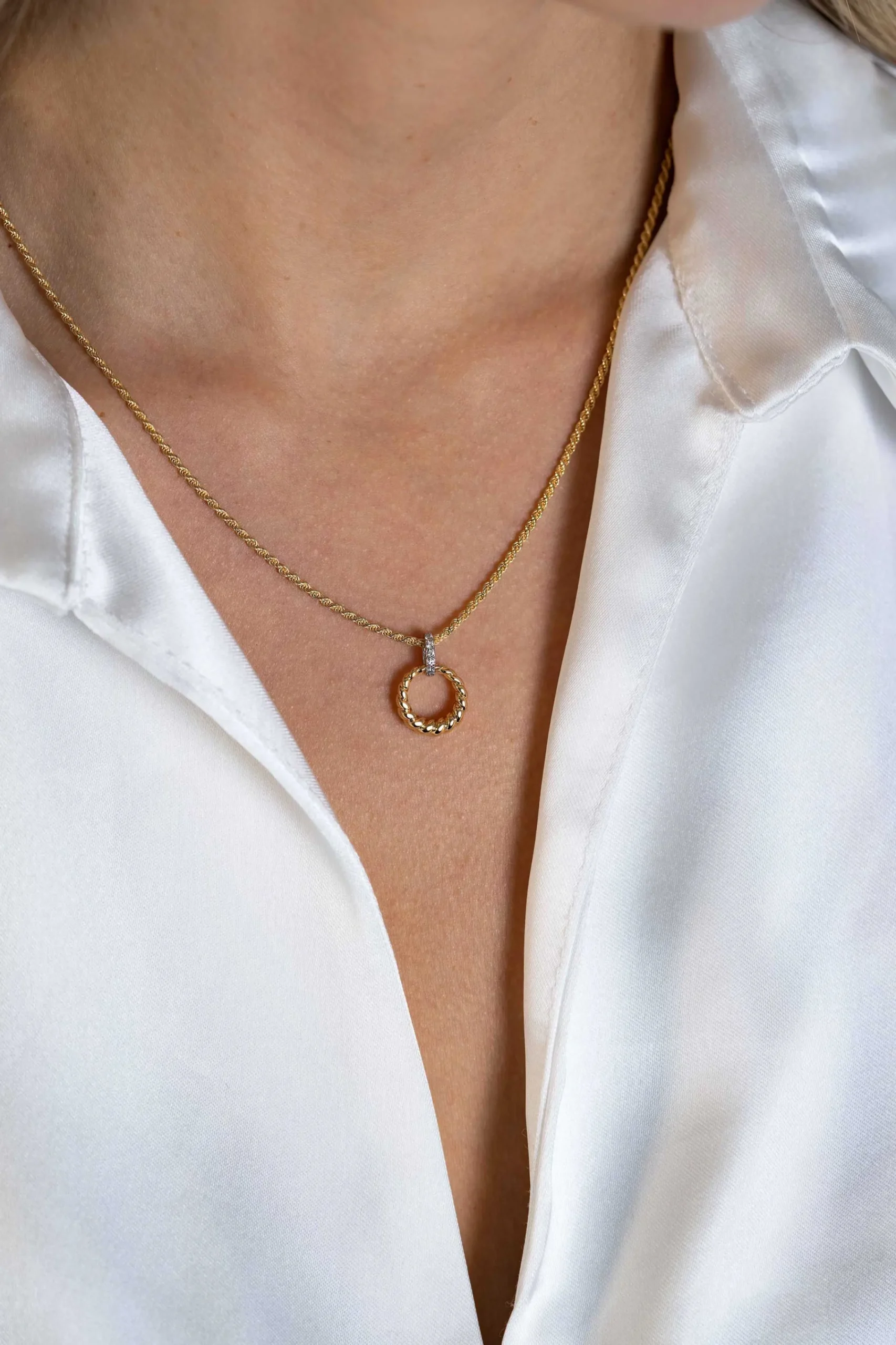New Zinzi zilveren bicolor ronde hanger 15mm gedraaid motief, hangoog bezet met witte zirconia's ZIH2403Y (zonder collier)
