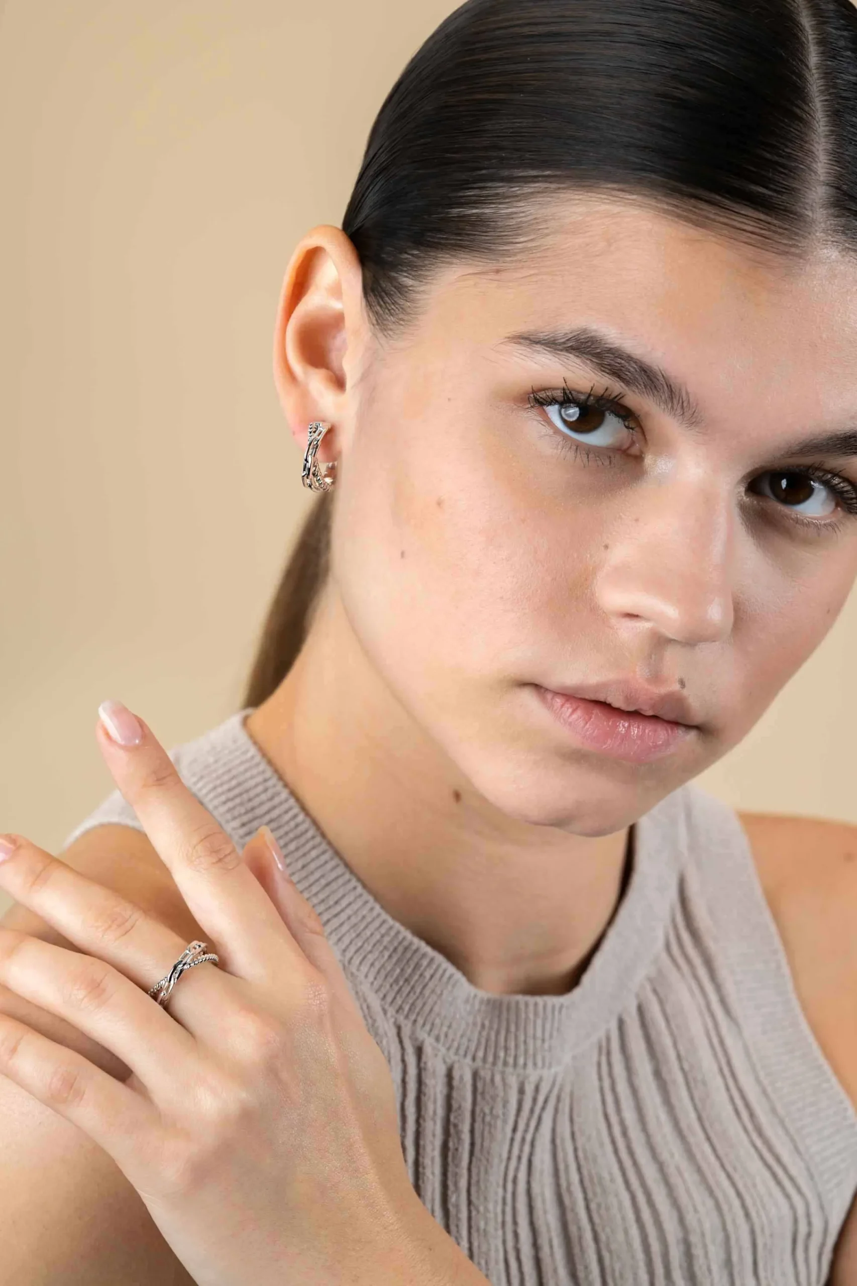 Online Zinzi zilveren brede cross-over ring met trendy paperclip schakel en gedraaide baan ZIR2544