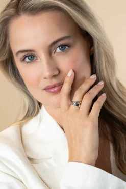 Zinzi zilveren cross-over ring met gladde banen en ronde zettingen met witte zirconia ZIR2571