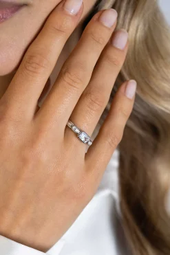 Outlet Zinzi zilveren elegante ring, met drie rechthoekige zirconia's en een scheen met gedraaide bewerking ZIR2396
