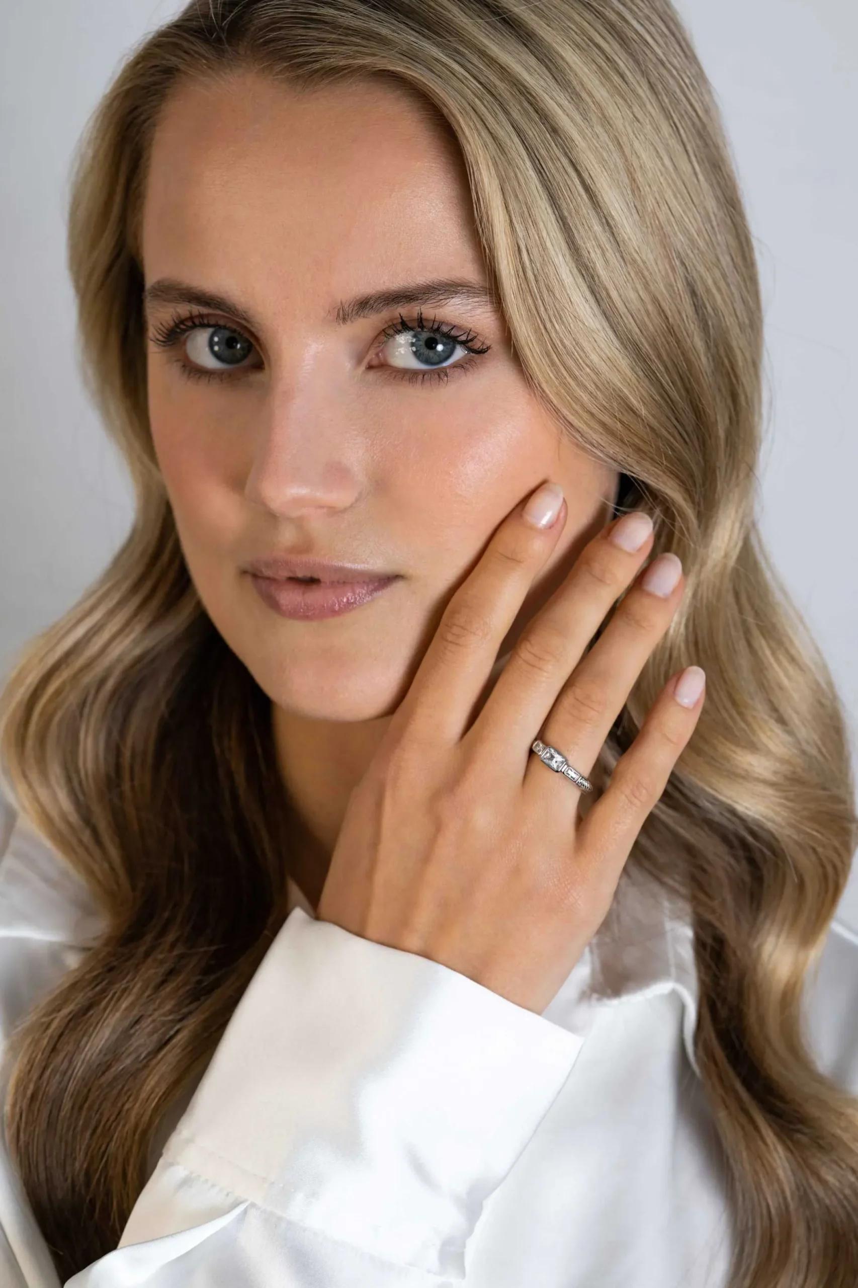 Outlet Zinzi zilveren elegante ring, met drie rechthoekige zirconia's en een scheen met gedraaide bewerking ZIR2396