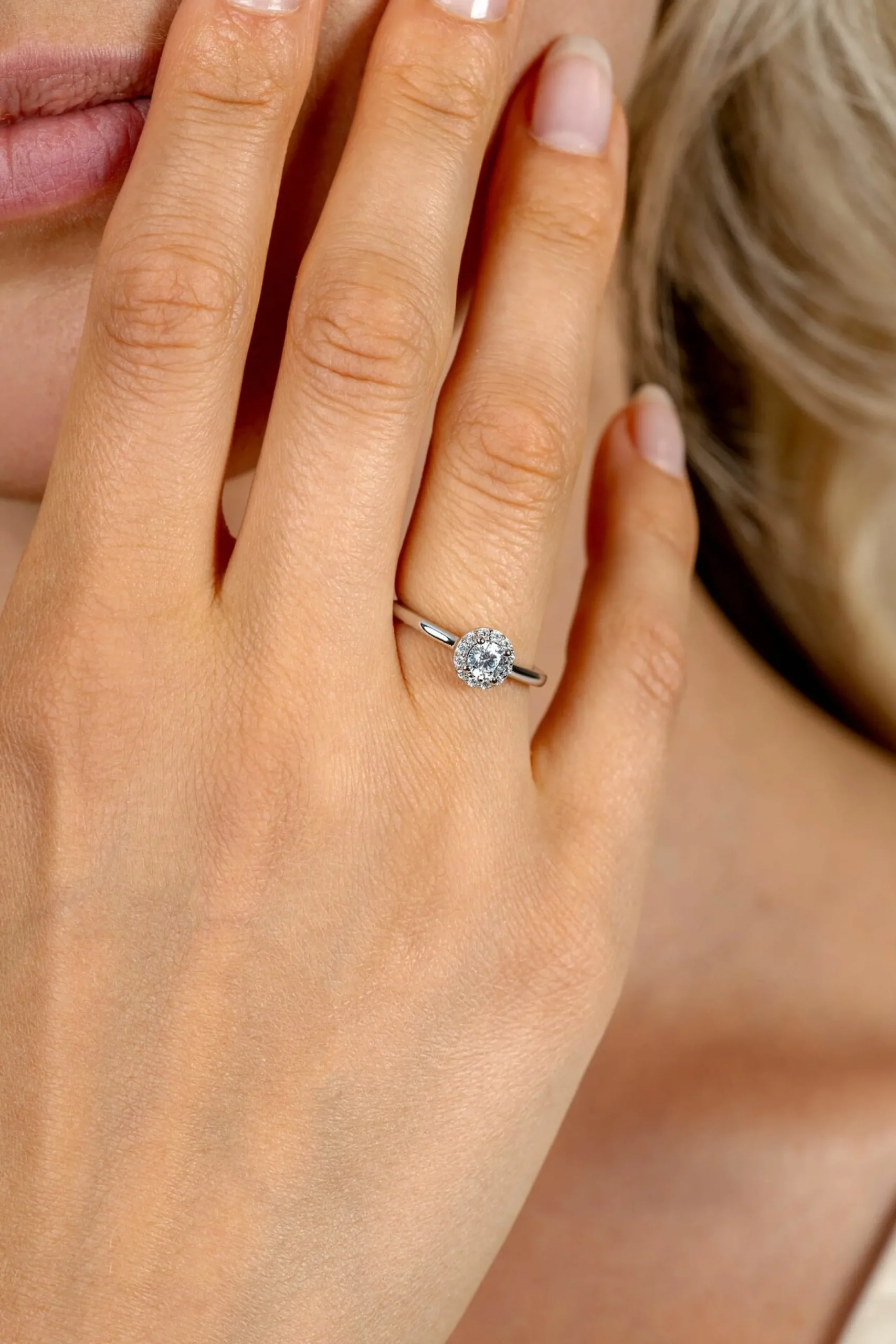 Clearance Zinzi zilveren entourage verlovingsring bezet met witte zirkonia's en klein hartje aan de zijkant ZIR2697