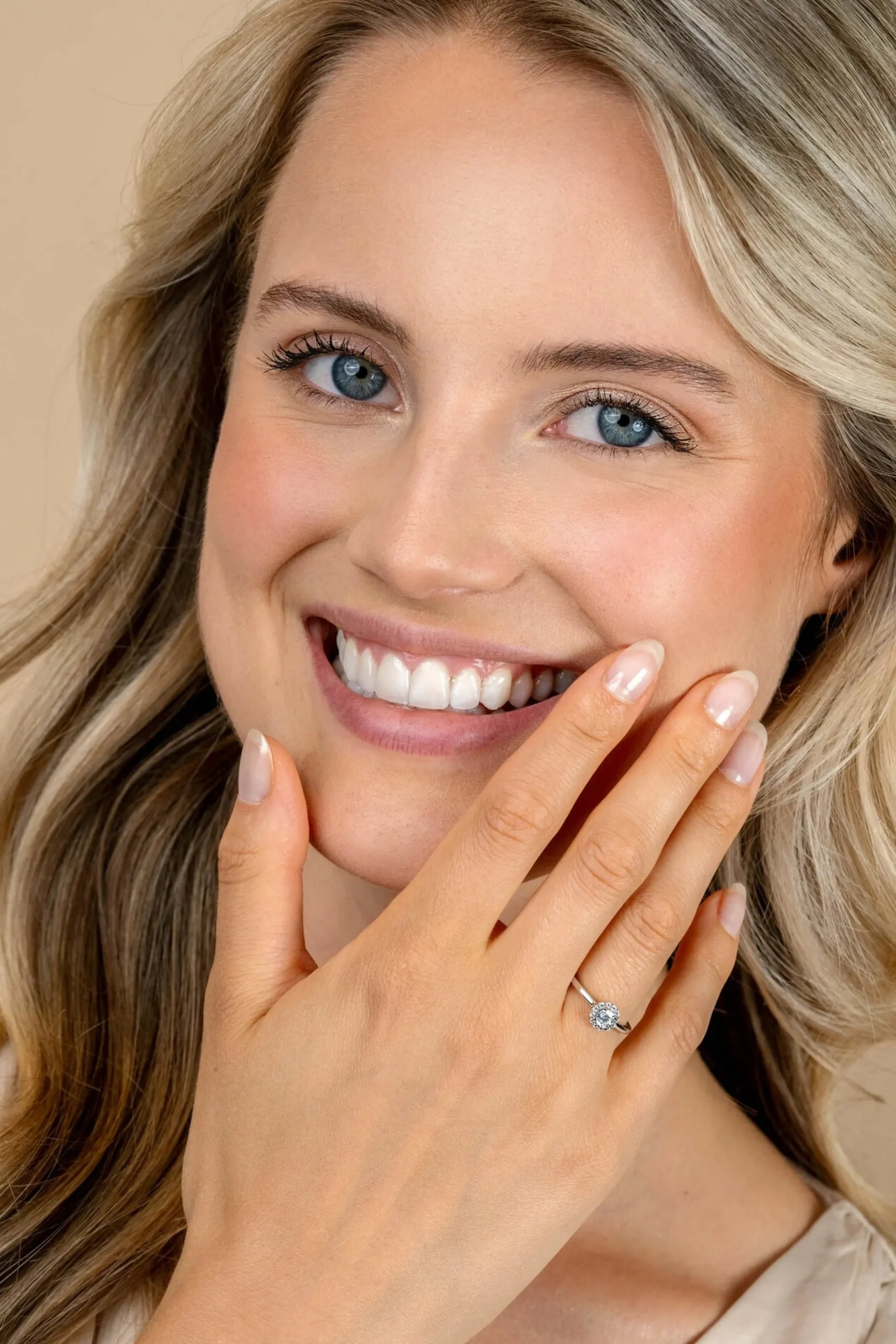 Clearance Zinzi zilveren entourage verlovingsring bezet met witte zirkonia's en klein hartje aan de zijkant ZIR2697