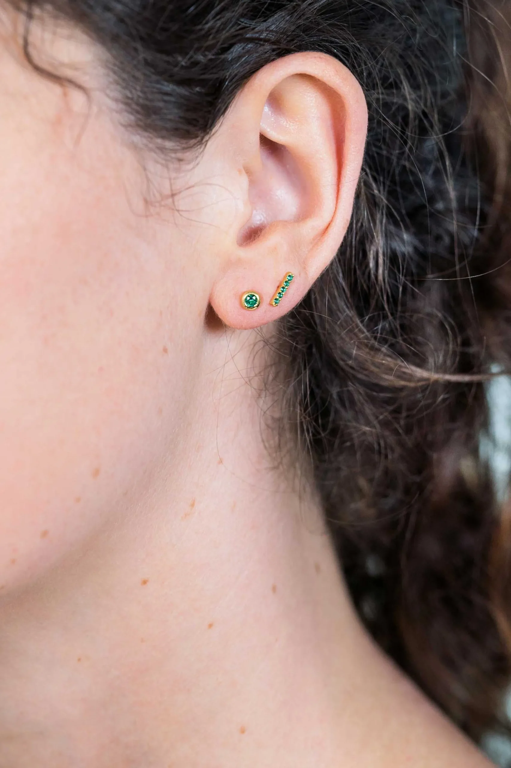 Best Zinzi zilveren geelvergulde oorknoppen staafje groen 8mm ZIO1689GG