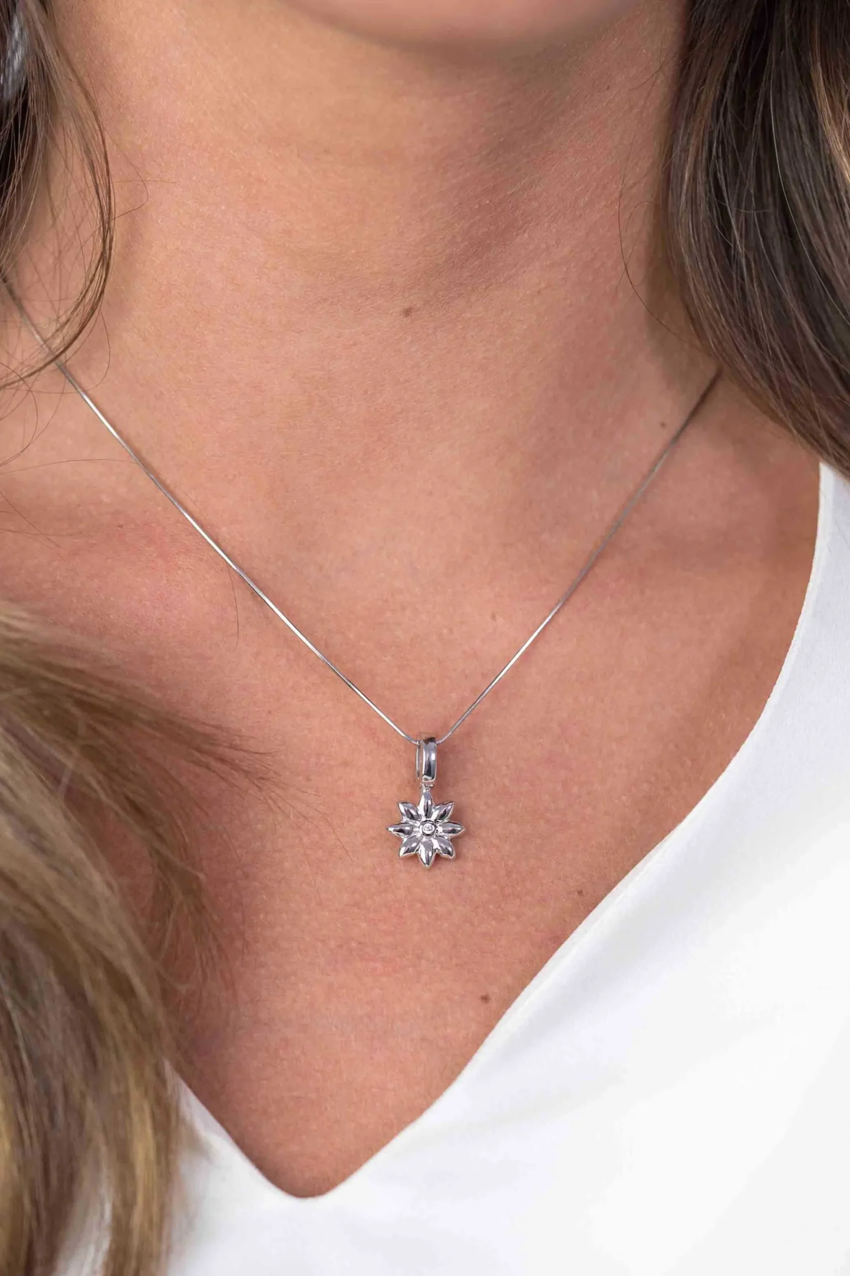 Clearance Zinzi zilveren hanger bloem wit ZIH1888 (zonder collier)