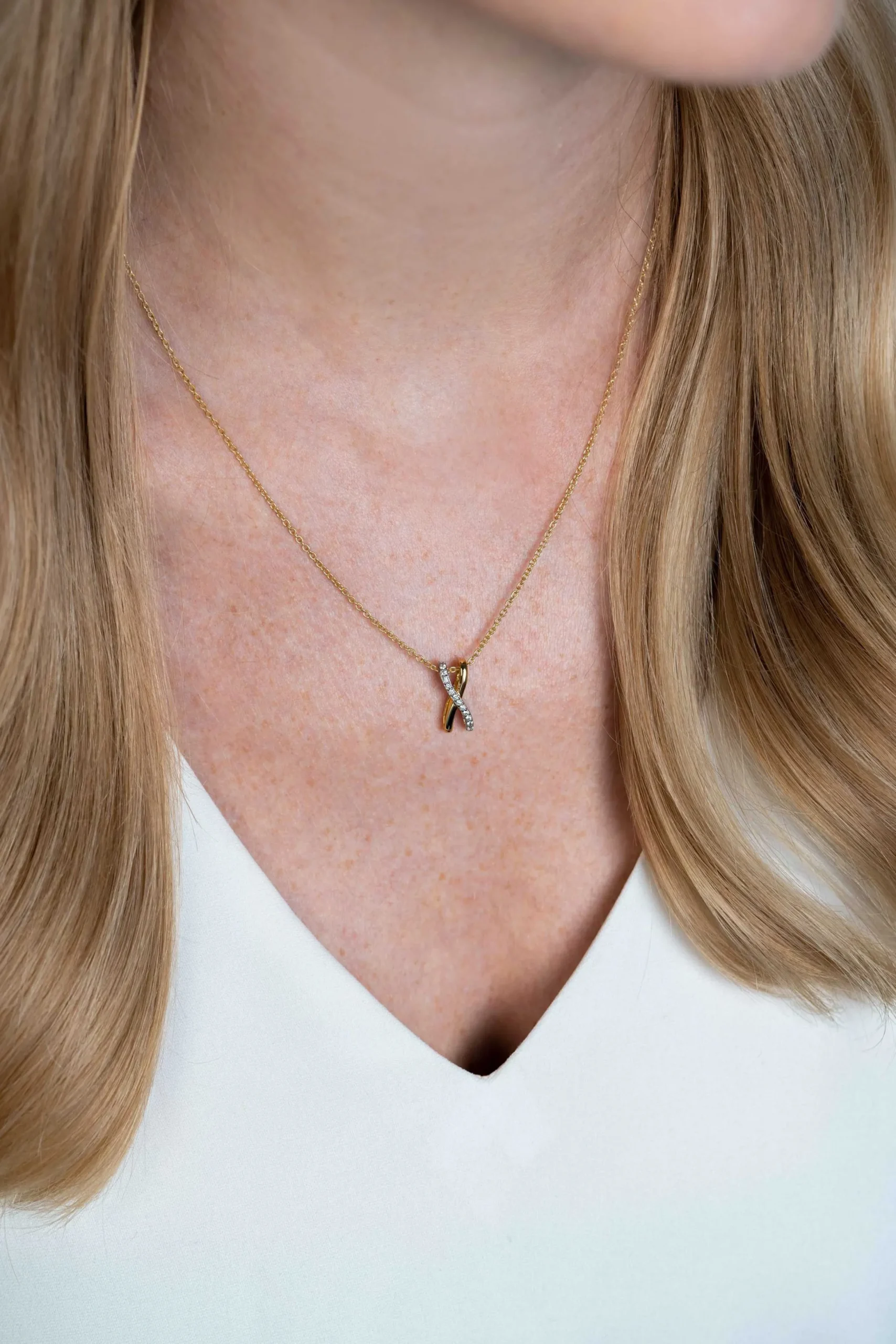 Online Zinzi zilveren hanger cross-over bicolor met witte zirconia's 15mm ZIH2234 (zonder collier)