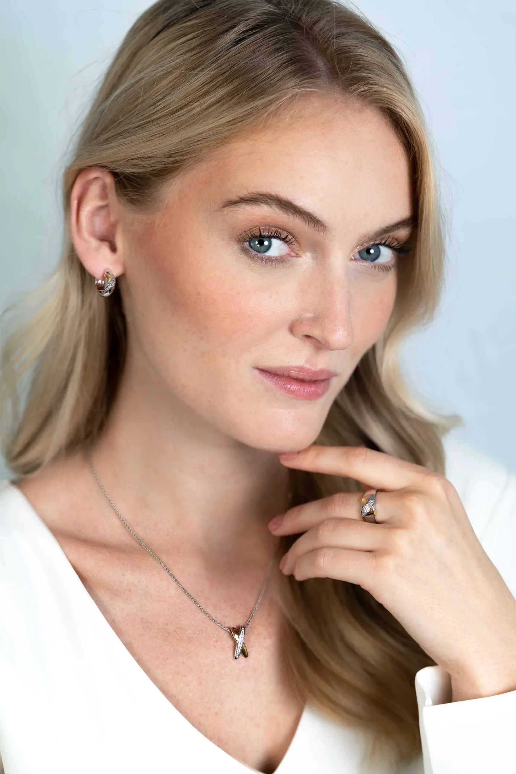 Hot Zinzi zilveren hanger cross-over bicolor met witte zirconia's 18mm ZIH2240 (zonder collier)