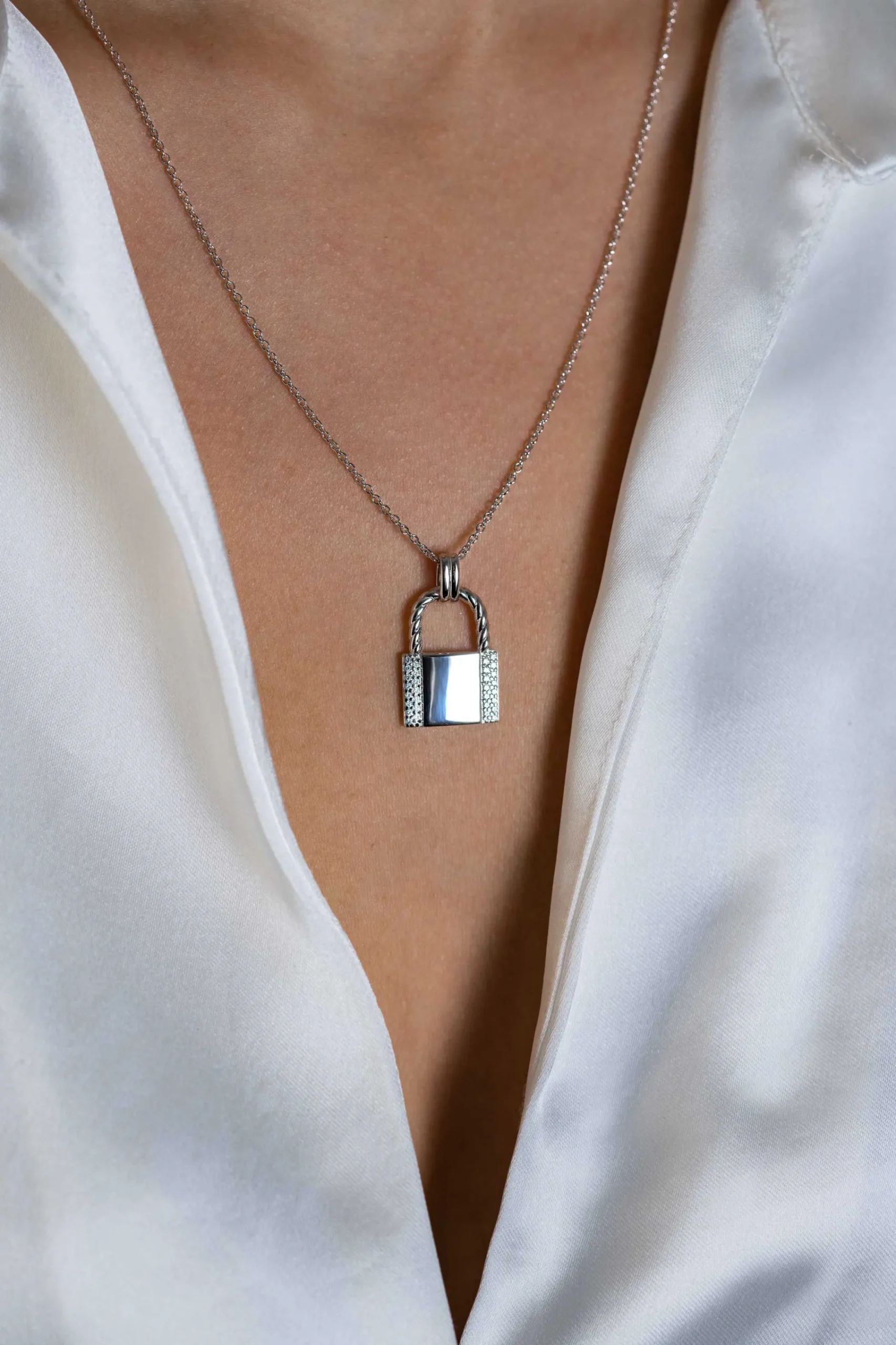Sale Zinzi zilveren hanger (25mm) in de vorm van een slotje, bezet met witte zirconia's ZIH2391L (zonder collier)