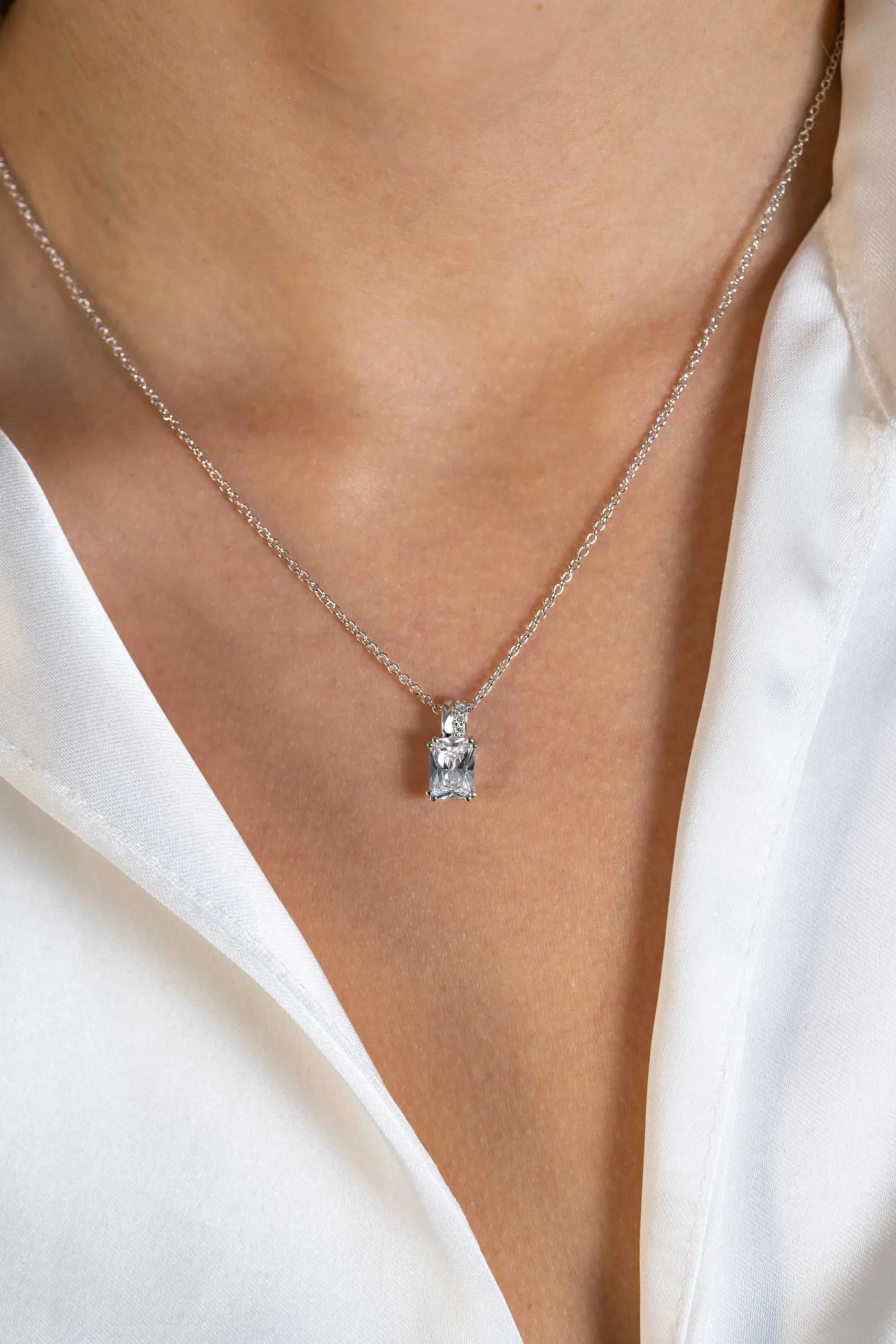 Hot Zinzi zilveren hanger 14mm met rechthoekige witte zirconia en luxe hangoog ZIH2392 (zonder collier)