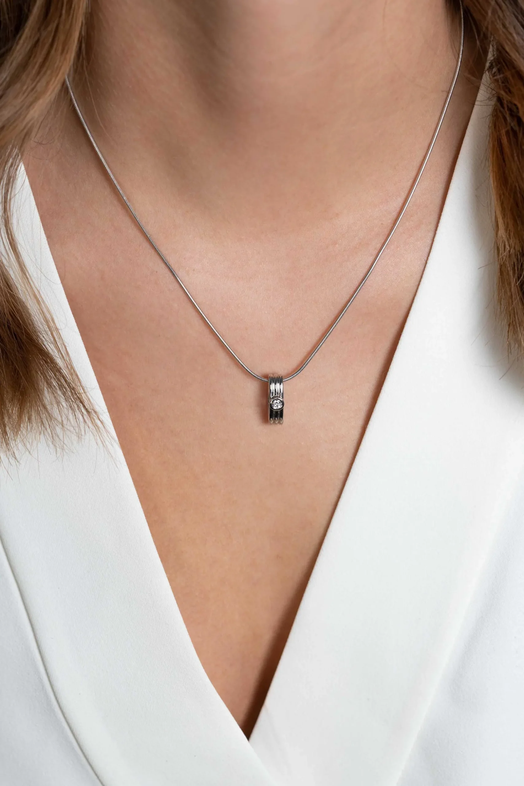 Outlet Zinzi zilveren hanger staaf met drie banen en witte ronde zirconia 17mm ZIH2241 (zonder collier)