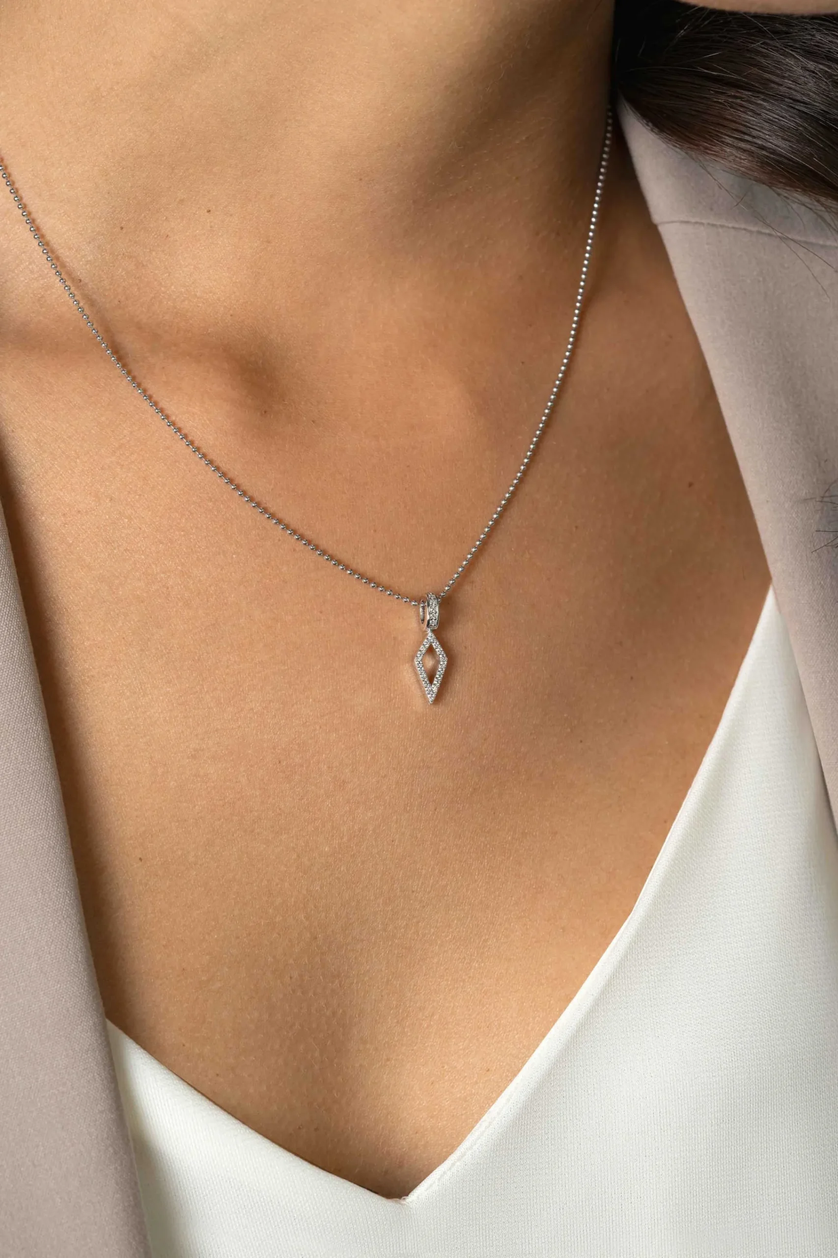Discount Zinzi zilveren hanger vliegervorm bezet met witte zirconia's en luxe hangoog 20mm ZIH2497 (zonder collier)