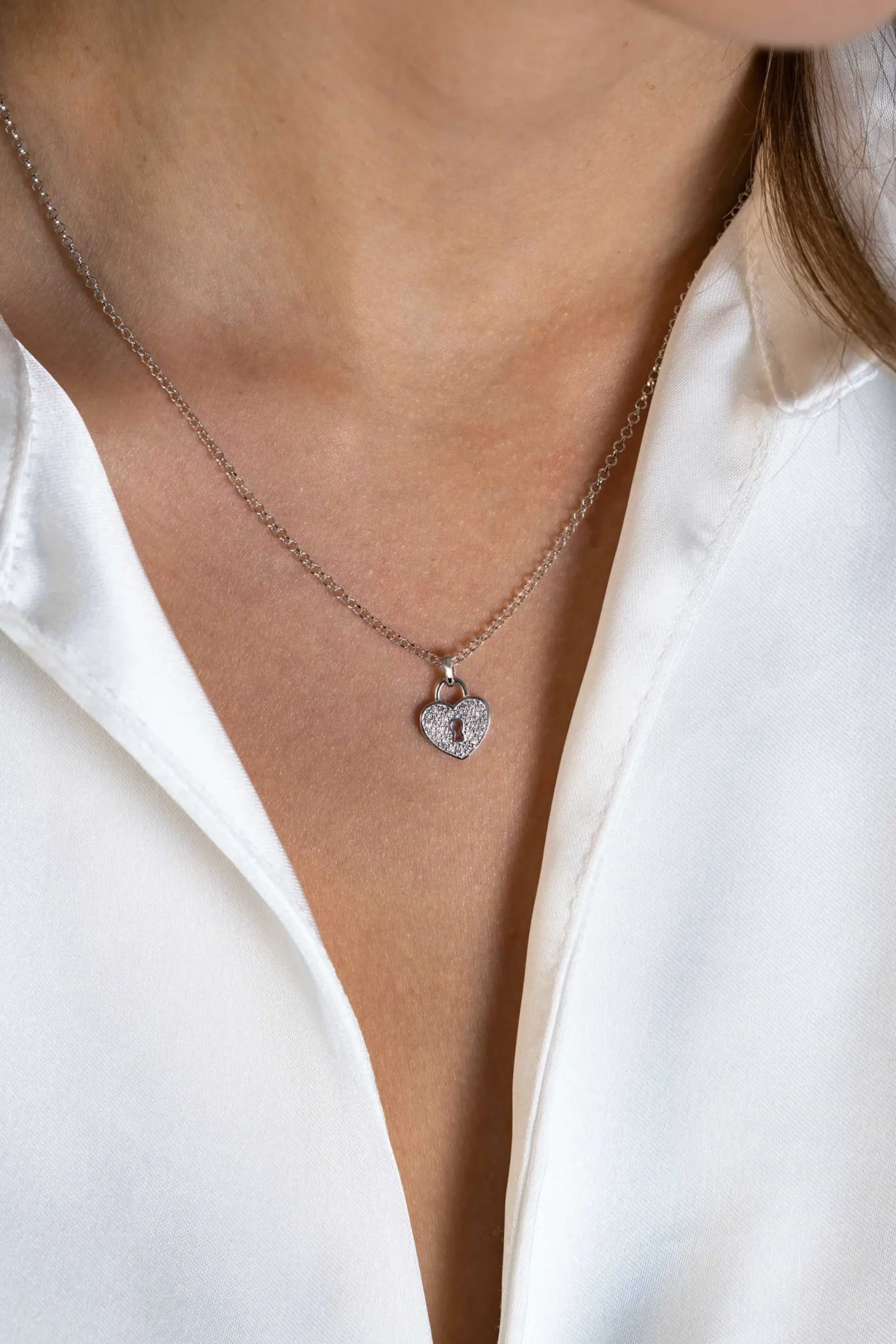 Zinzi zilveren hart hanger (15mm), met trendy sleutelgat en bezet met witte zirconia's ZIH2400 (zonder collier)
