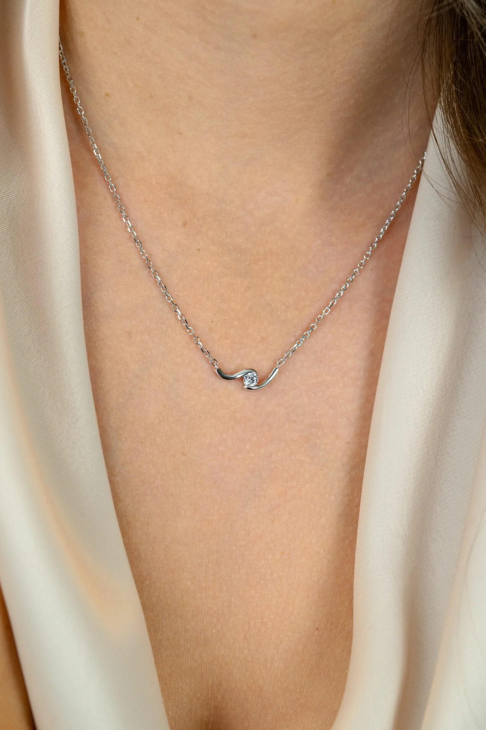 Hot Zinzi zilveren ketting 42-45cm met ronde zirkonia, sierlijk omklemd door twee golvende staafjes ZIC2766
