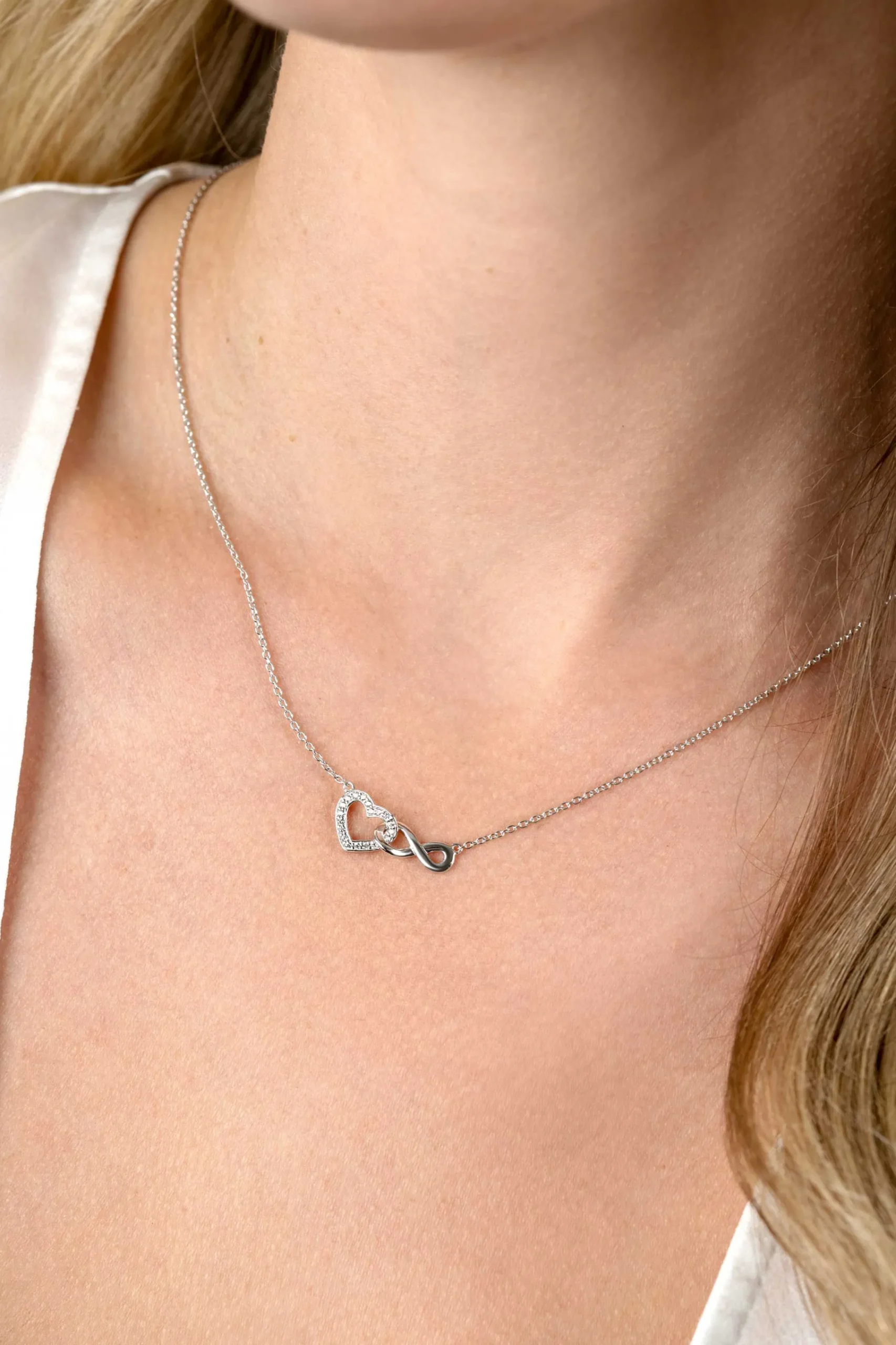 Sale Zinzi zilveren ketting met Infinity teken verbonden met een open hart, bezet met witte zirconia's 42-45cm ZIC2596