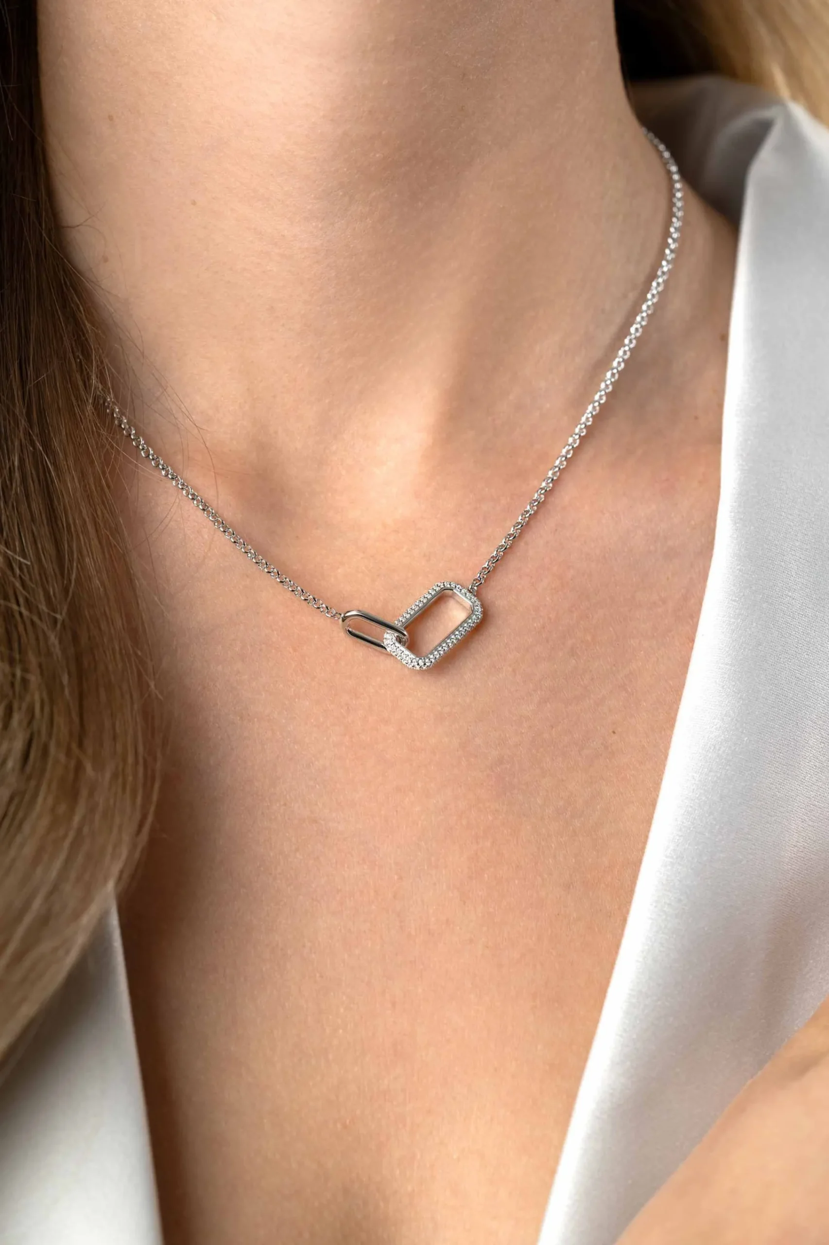 Best Zinzi zilveren ketting met twee verbonden schakels: een rechthoekige bezet met witte zirconia's en een gladde ovale schakel 40-45cm ZIC2551