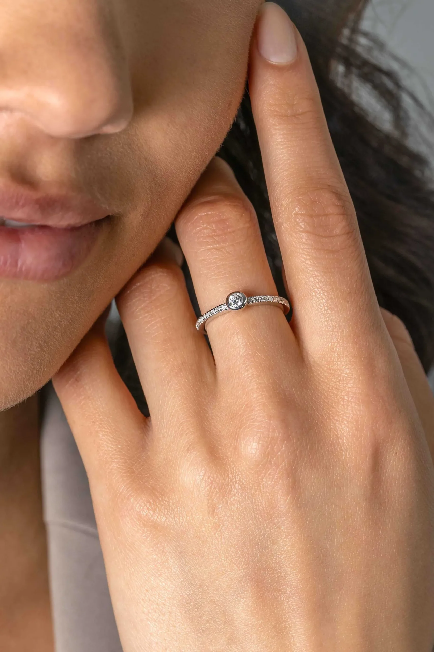 Zinzi zilveren luxe aanschuifring bezet met witte zirconia's ZIR2422