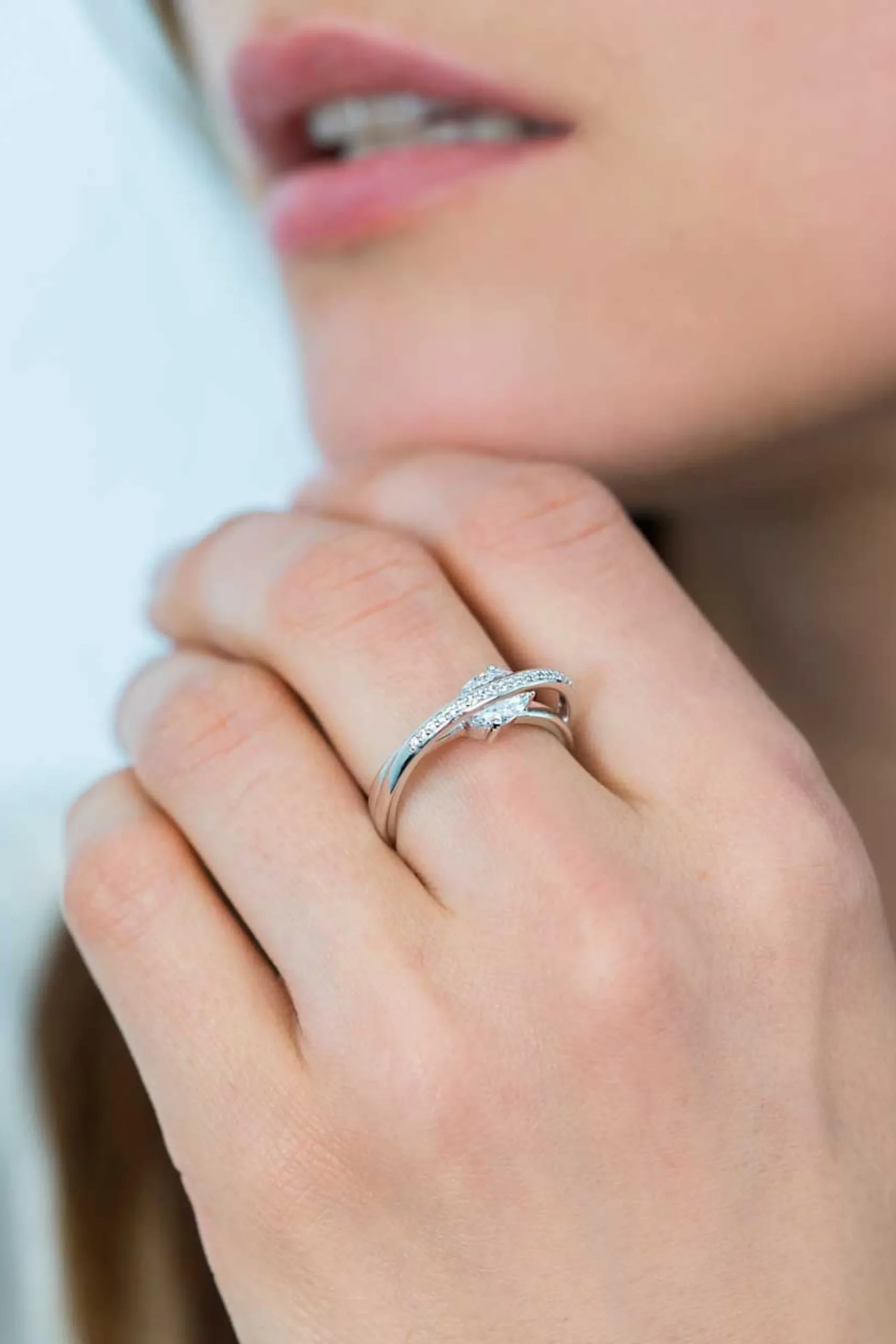 Discount Zinzi zilveren luxe cross-over ring ovale witte zirconia ZIR2190