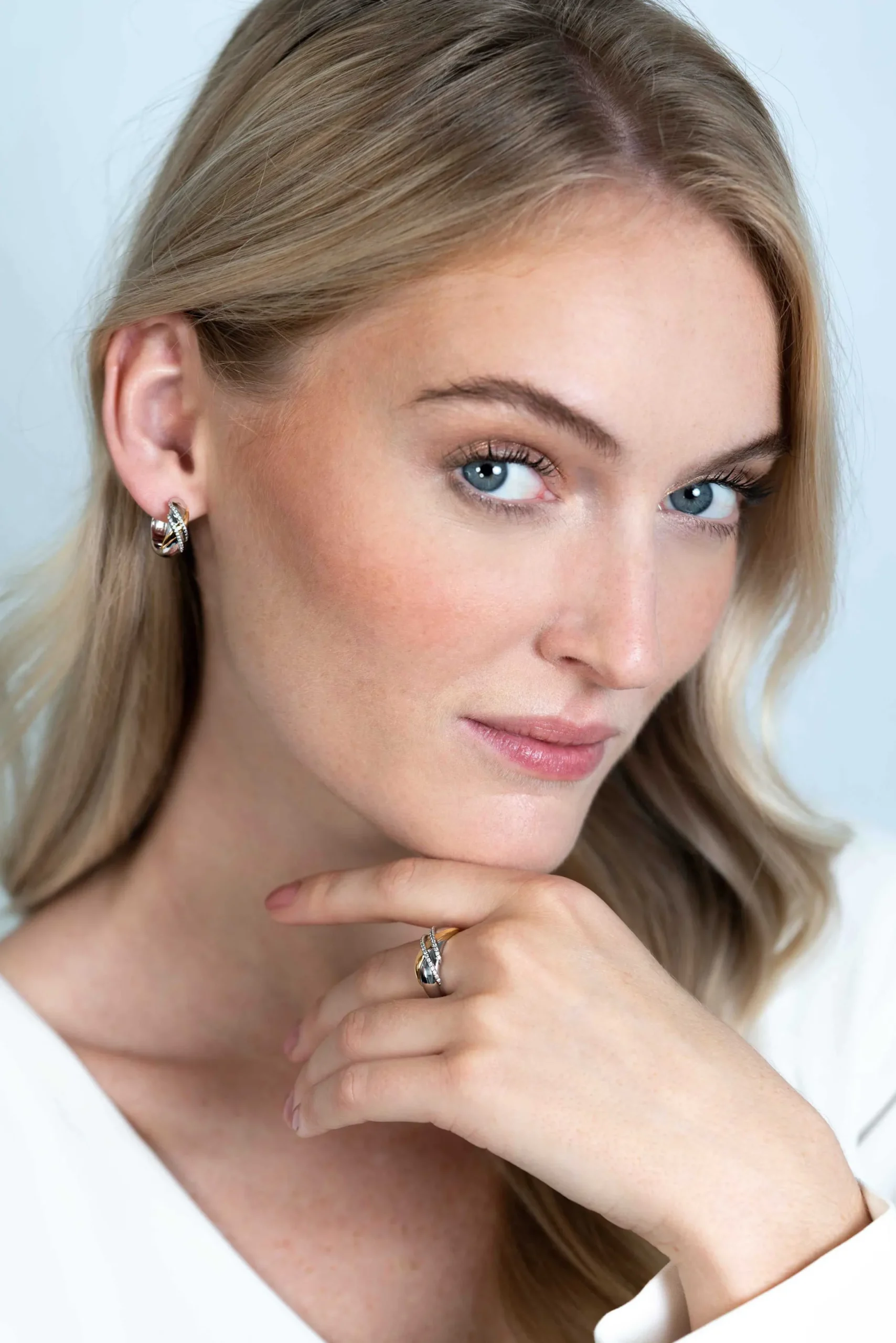 New Zinzi zilveren luxe oorringen cross-over bicolor met witte zirconia's 16x6mm ZIO2243