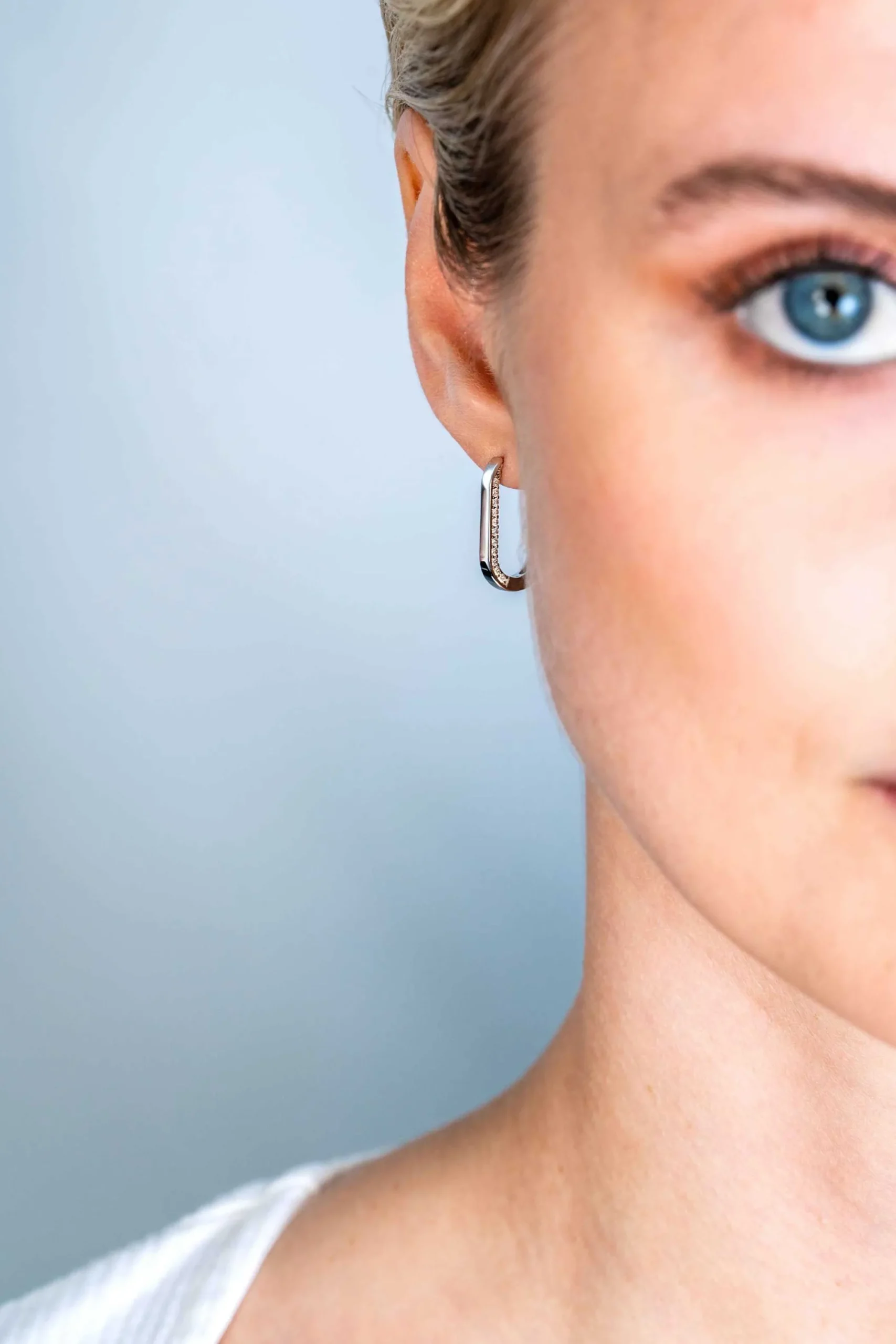 Clearance Zinzi zilveren luxe oorringen ovale vorm 20mm zijkant witte zirconia's ZIO2319