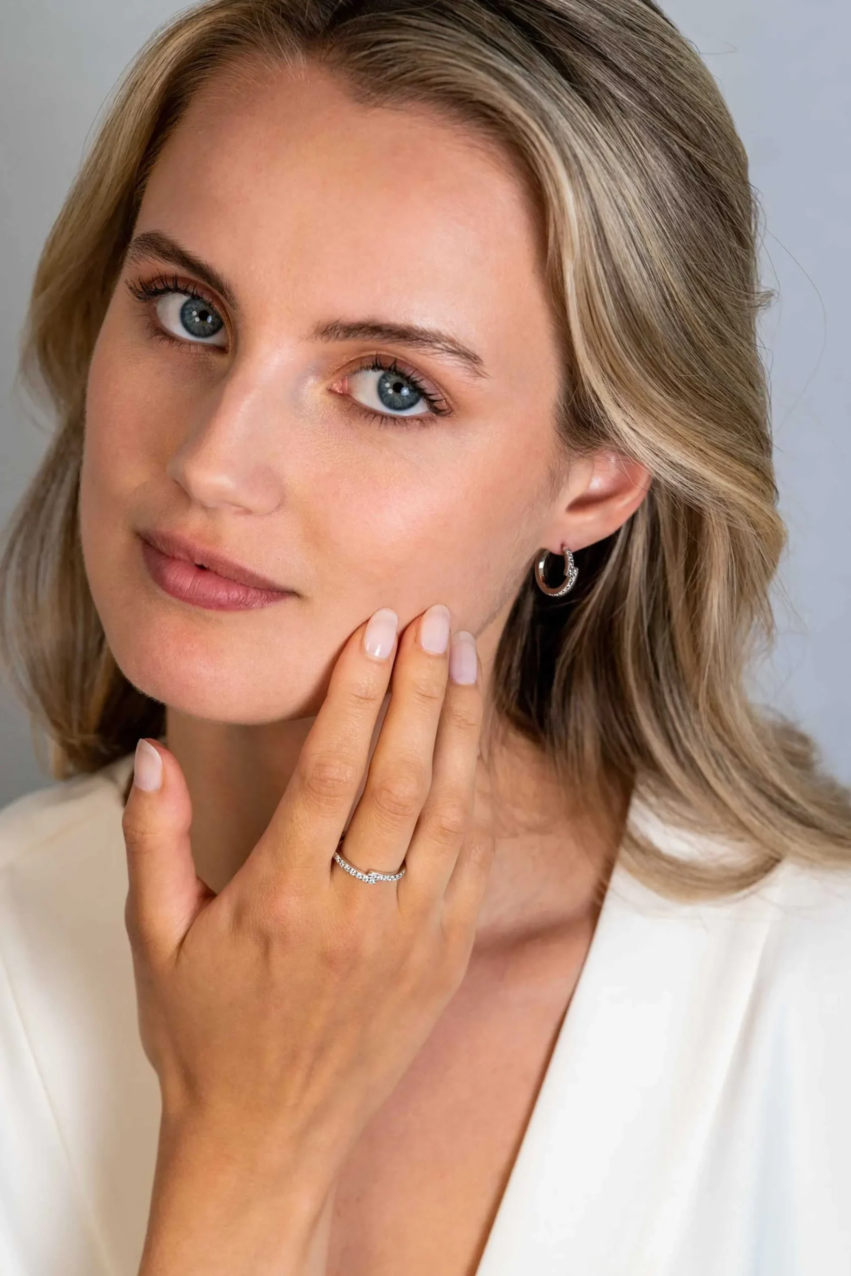Hot Zinzi zilveren luxe oorringen 15mm witte zirconia's ZIO2327