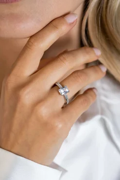Discount Zinzi zilveren luxe ring met rechthoekige witte zirconia in een vierpoots-zetting. De scheen heeft een multi-look uitstraling. ZIR2392