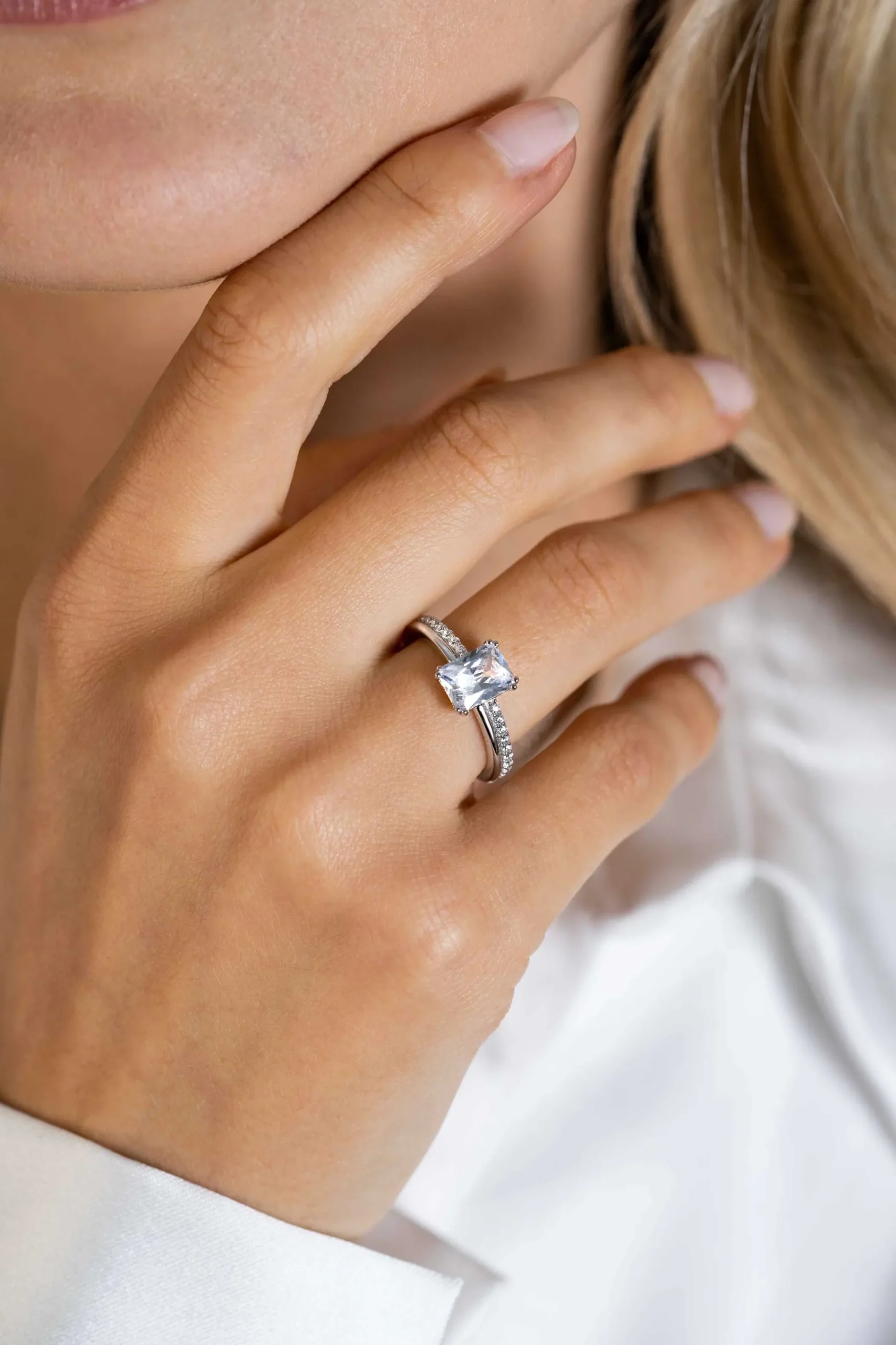 Discount Zinzi zilveren luxe ring met rechthoekige witte zirconia in een vierpoots-zetting. De scheen heeft een multi-look uitstraling. ZIR2392