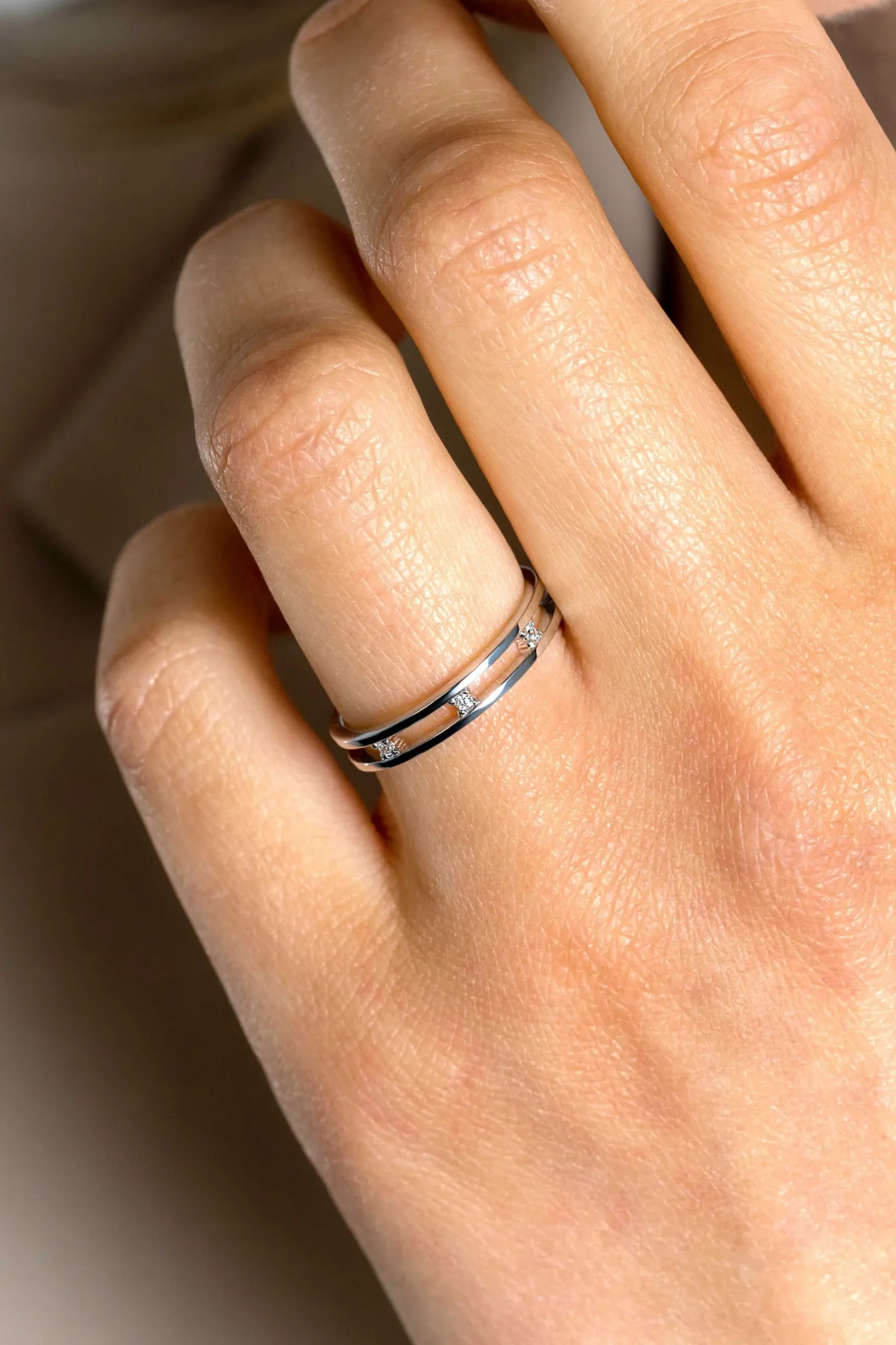 New Zinzi zilveren multi-look ring, met de look van twee smalle ringen waartussen drie witte zirconia's zijn bevestigd ZIR2451