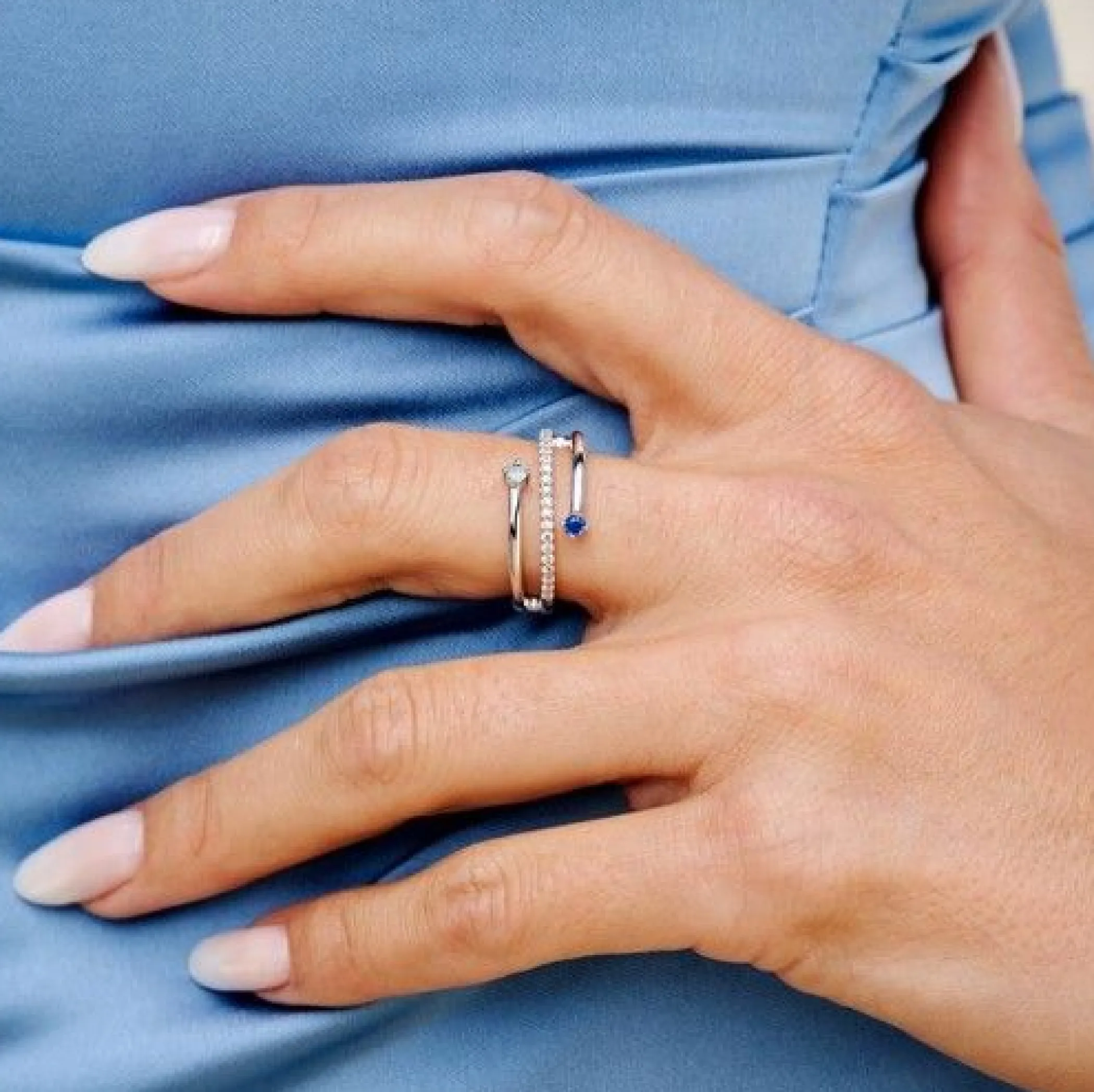 Sale Zinzi zilveren multi-look ring (9mm breed) met 3 rijen, bezet met blauwe kleurstenen en witte zirconia's ZIR2646B