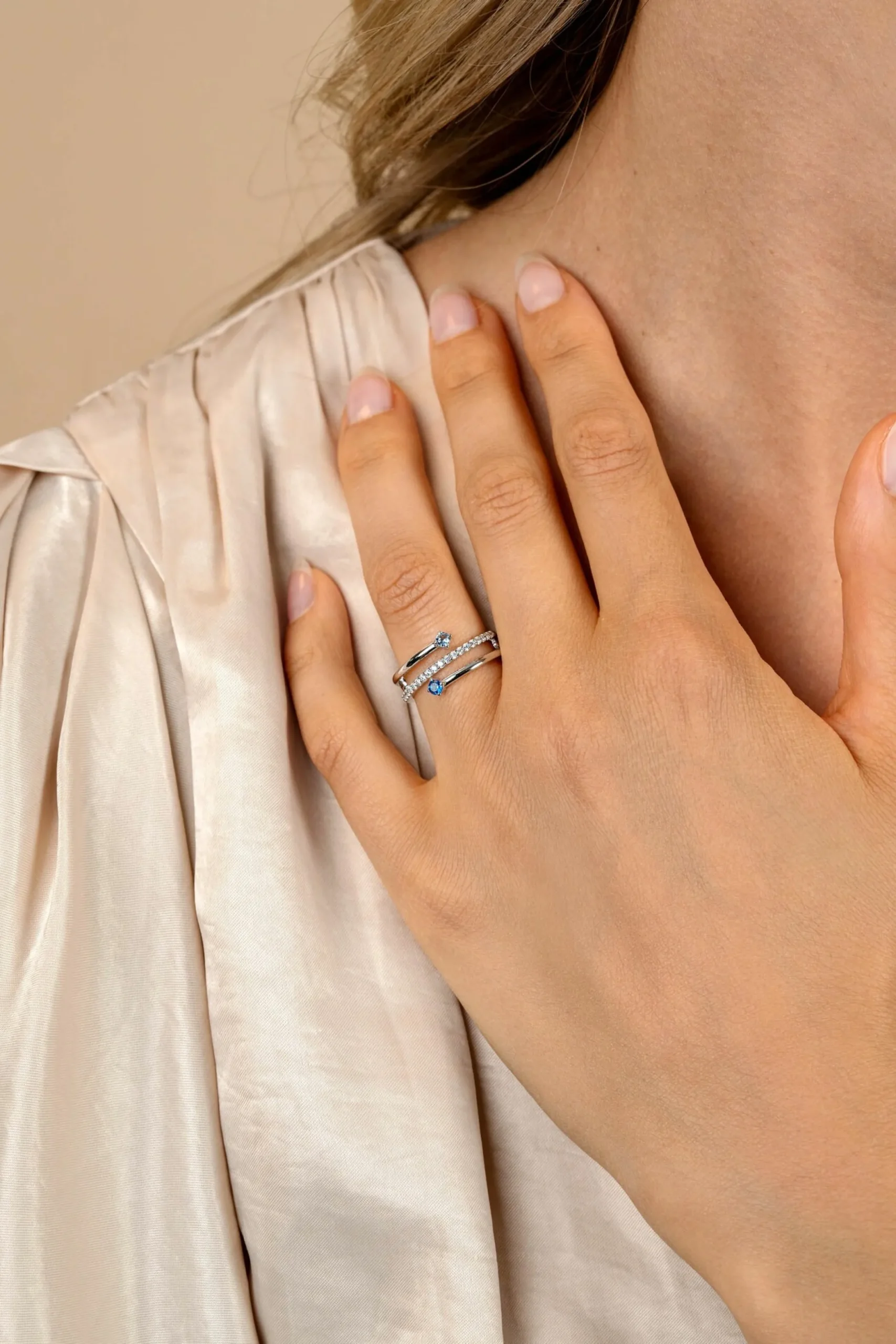 Sale Zinzi zilveren multi-look ring (9mm breed) met 3 rijen, bezet met blauwe kleurstenen en witte zirconia's ZIR2646B