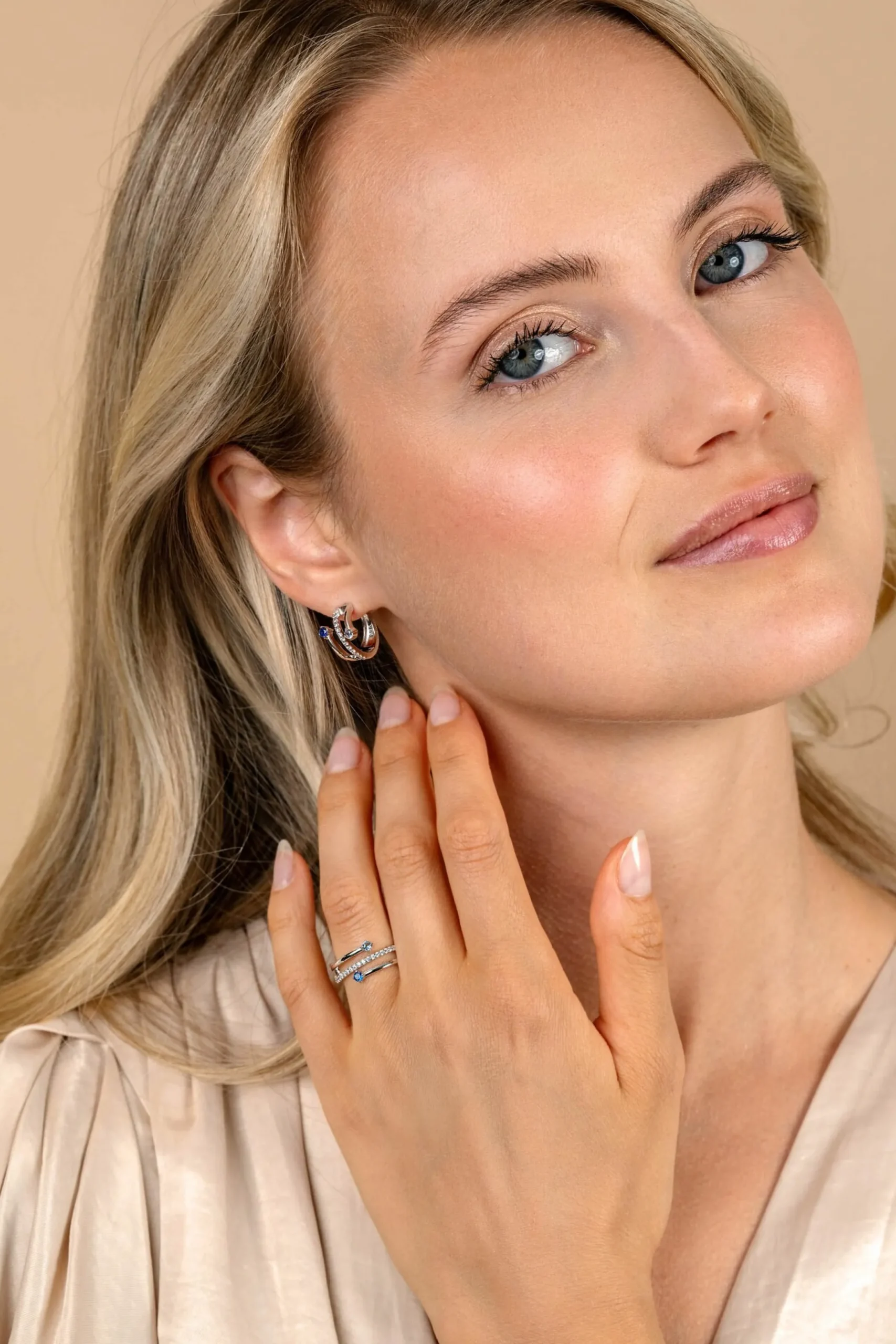 Sale Zinzi zilveren multi-look ring (9mm breed) met 3 rijen, bezet met blauwe kleurstenen en witte zirconia's ZIR2646B