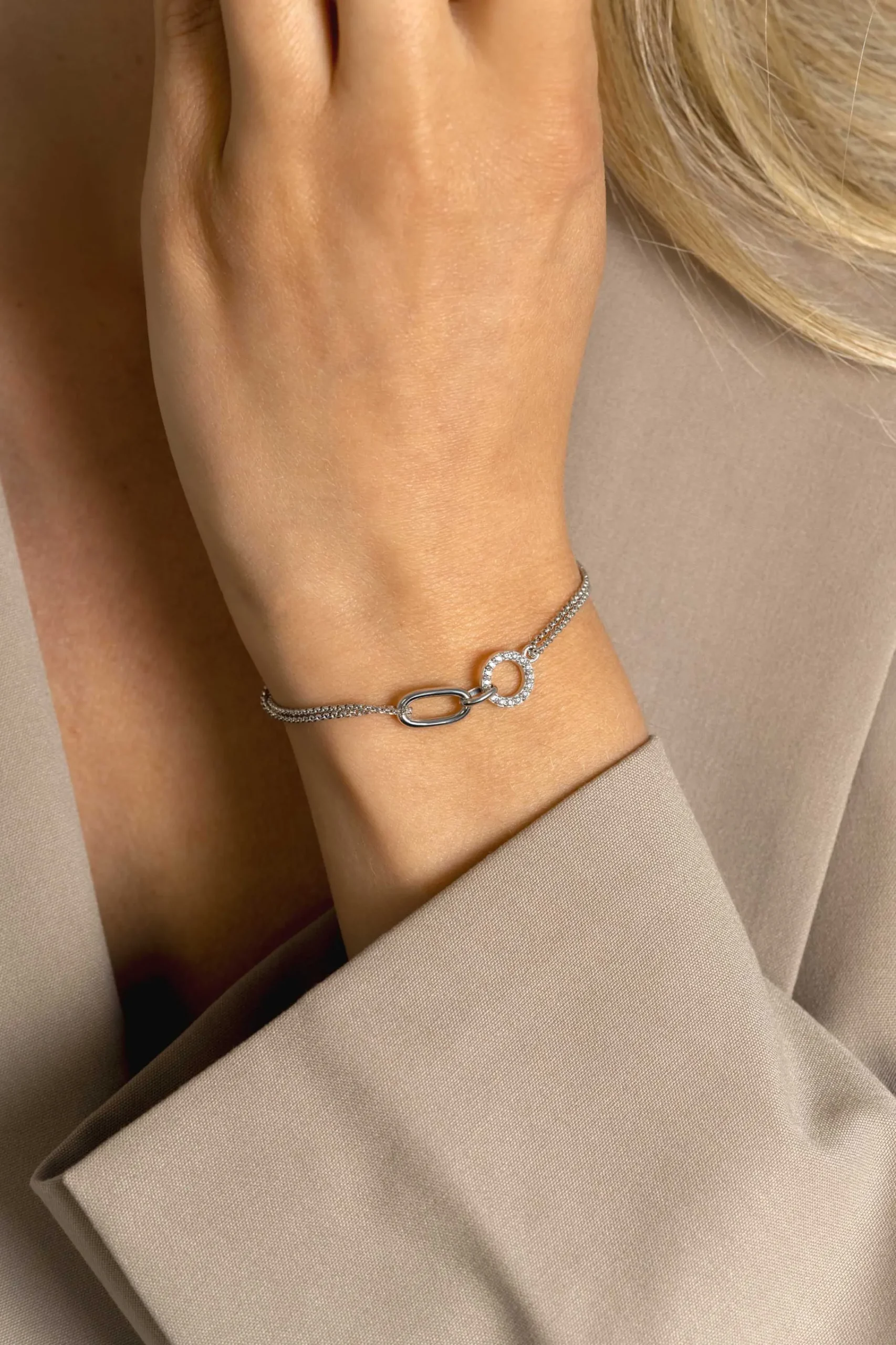 Clearance Zinzi zilveren multi-look armband met twee kettinkjes, verbonden aan een ovale schakel en open rondje bezet met witte zirconia's 17-20cm ZIA2463