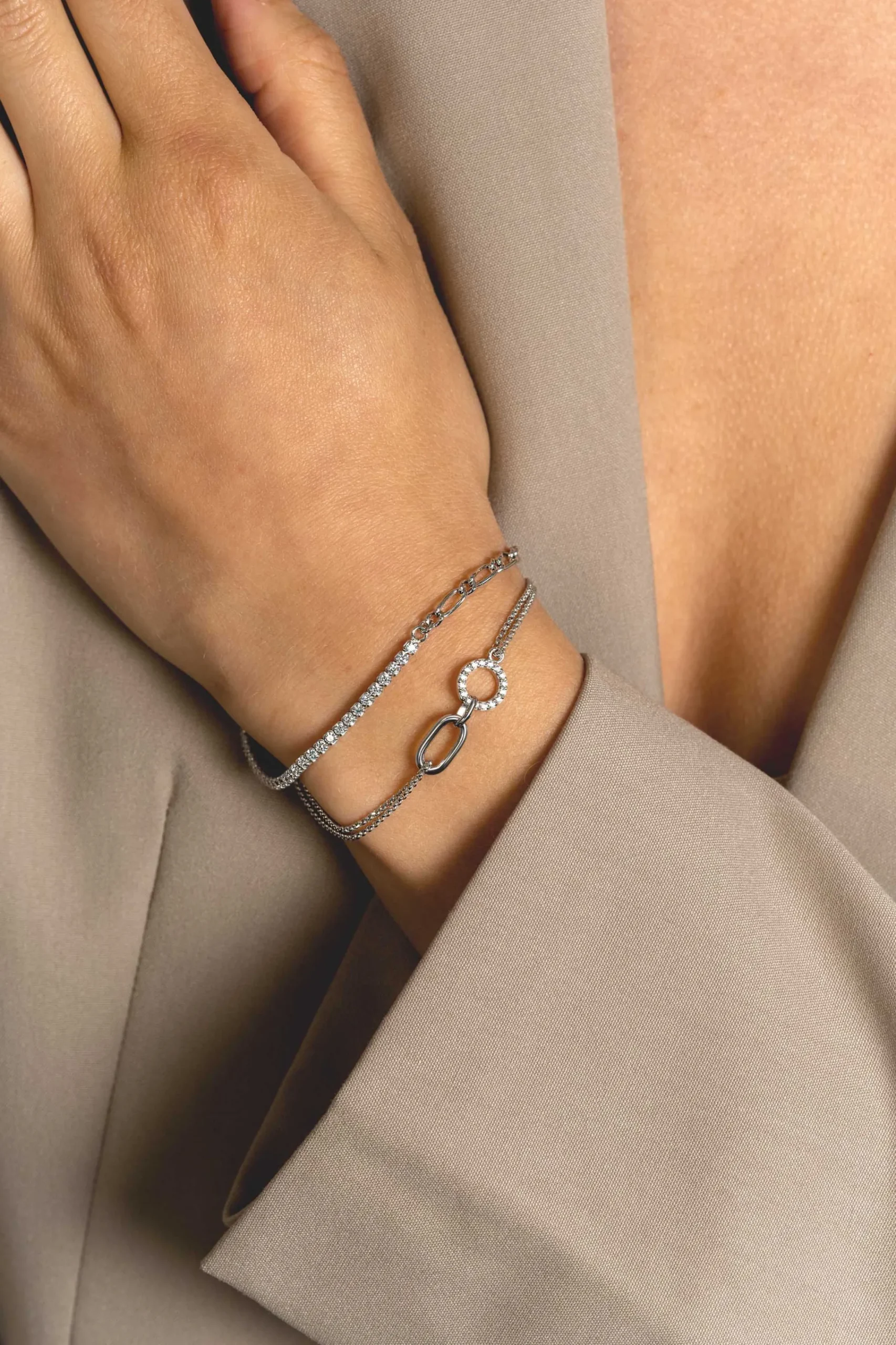 Clearance Zinzi zilveren multi-look armband met twee kettinkjes, verbonden aan een ovale schakel en open rondje bezet met witte zirconia's 17-20cm ZIA2463