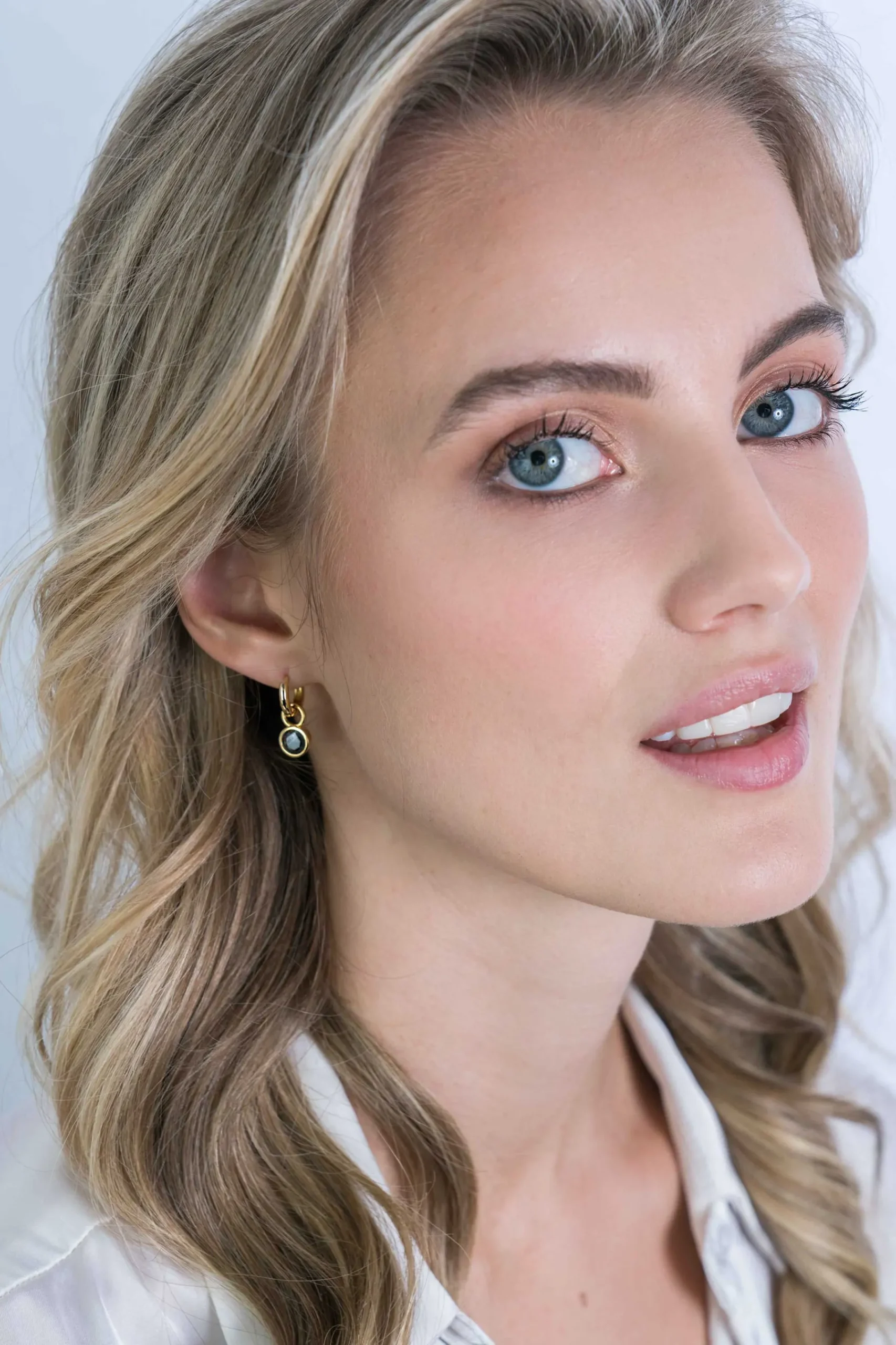 Hot Zinzi zilveren oorbedels 14K geelverguld 7mm rond zwart ZICH1486YZ (zonder oorringen)