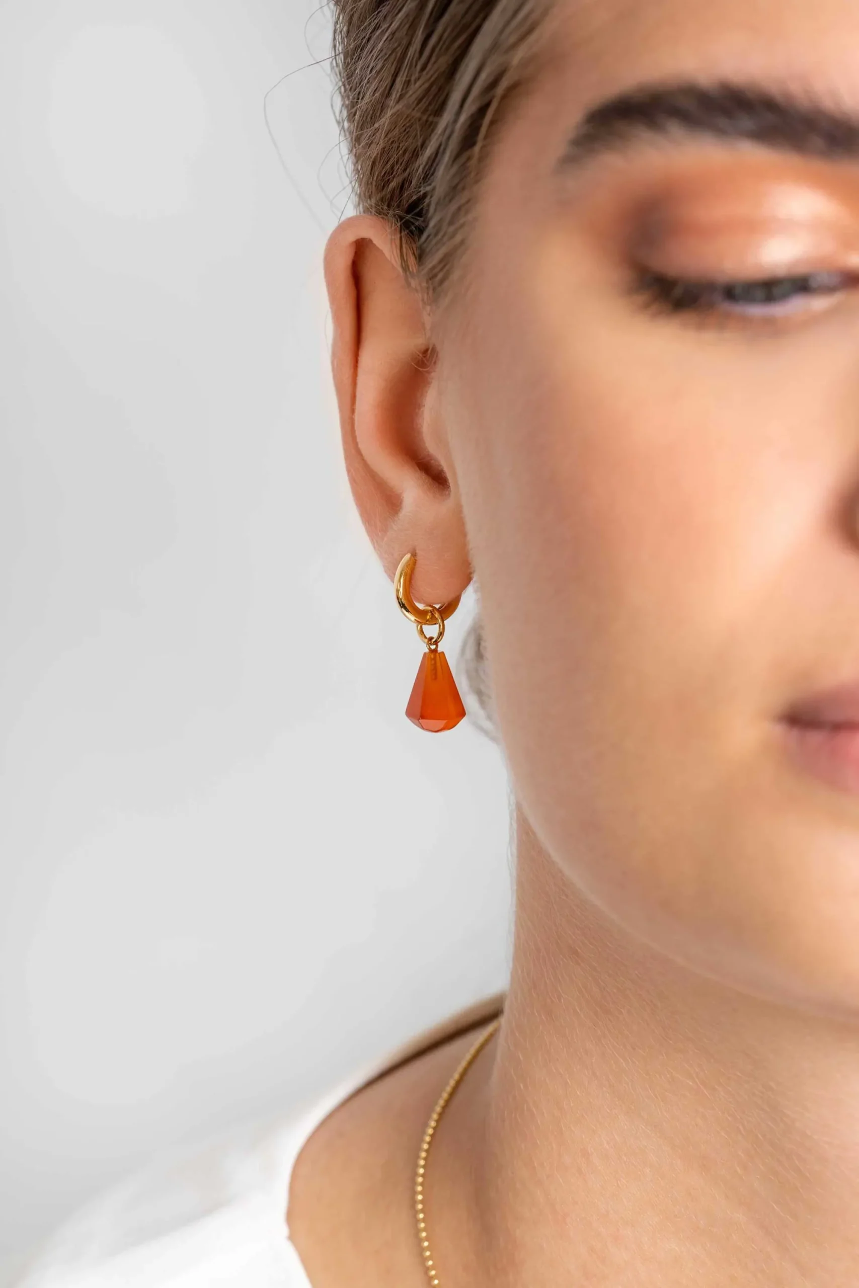 Discount Zinzi zilveren oorbedels 14K geel verguld in kegelvorm met koraalrood agaat 8mm ZICH2256R (zonder oorringen)