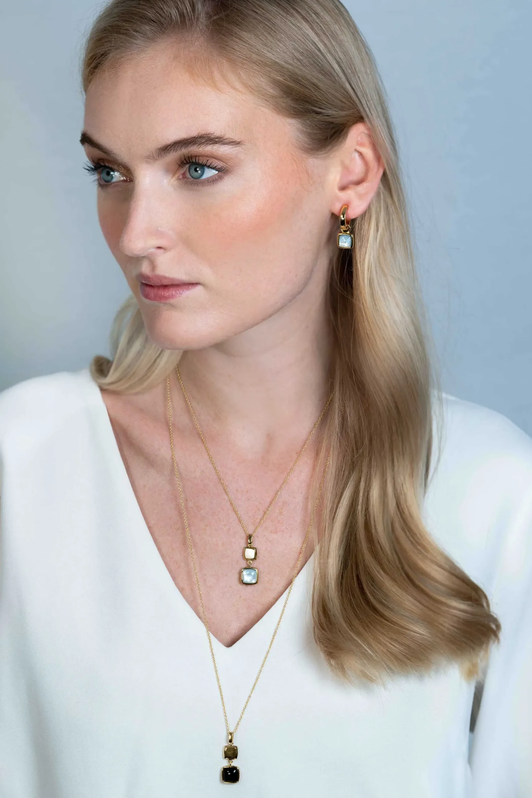 Discount Zinzi zilveren oorbedels extra 14K geel verguld vierkant tweezijdig zwarte onyx en witte parelmoer 10mm ZICH2257G (zonder oorringen)