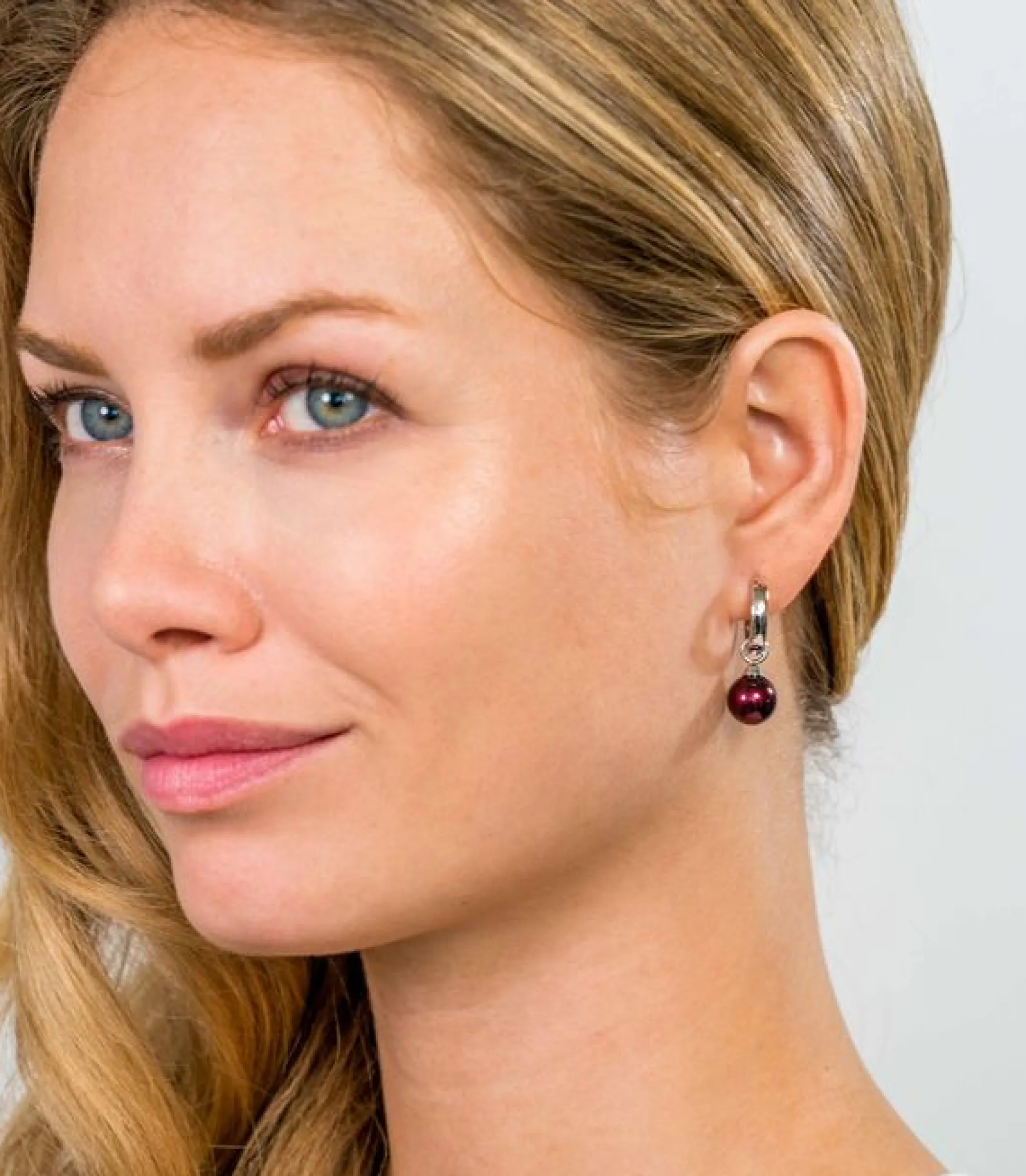 Hot Zinzi zilveren oorbedels parel rond bordeaux rood 10mm ZICH266DR (zonder oorringen)
