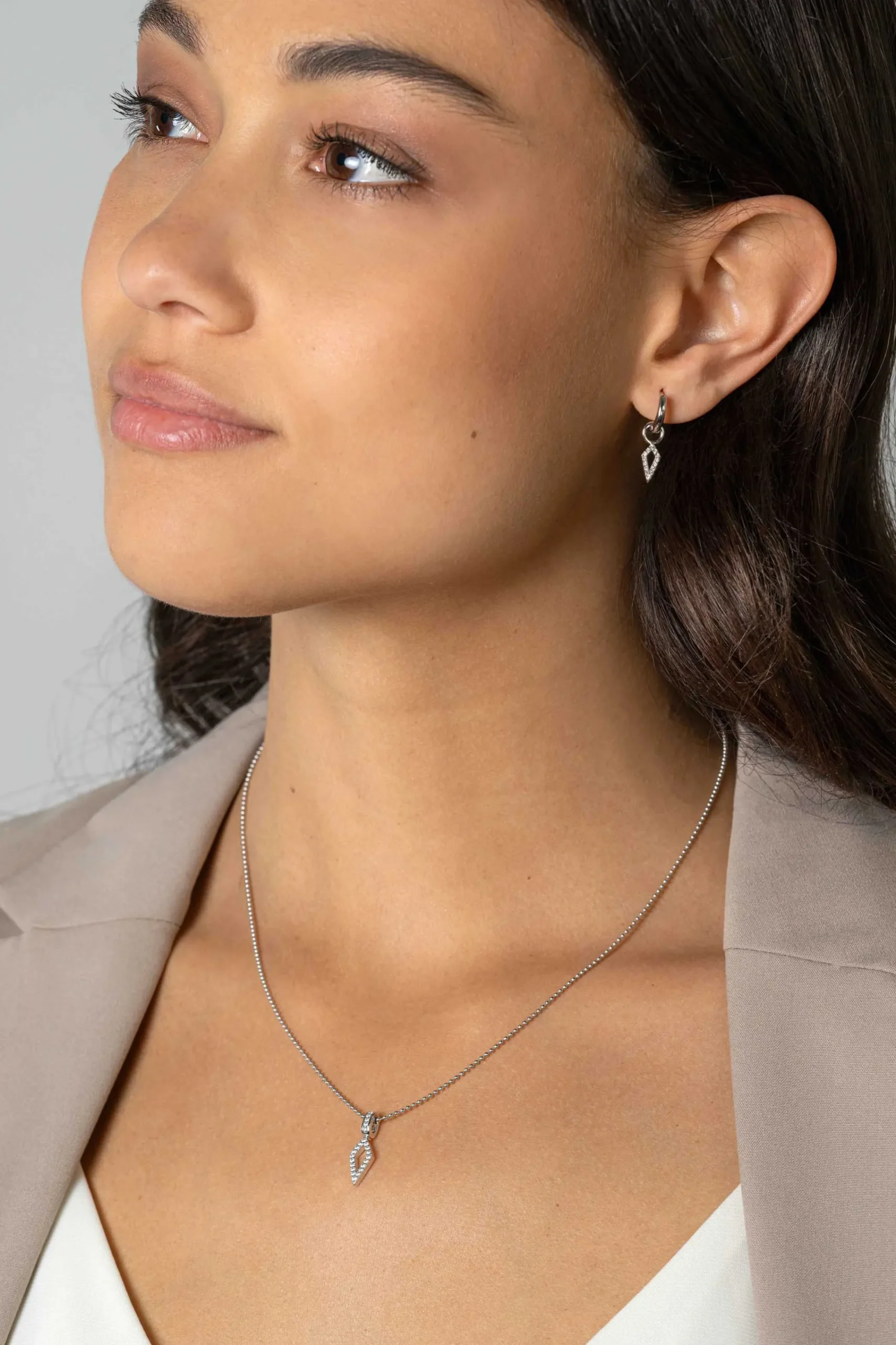 Sale Zinzi zilveren oorbedels in vliegervorm bezet met witte zirconia's 15mm ZICH2497 (zonder oorringen)