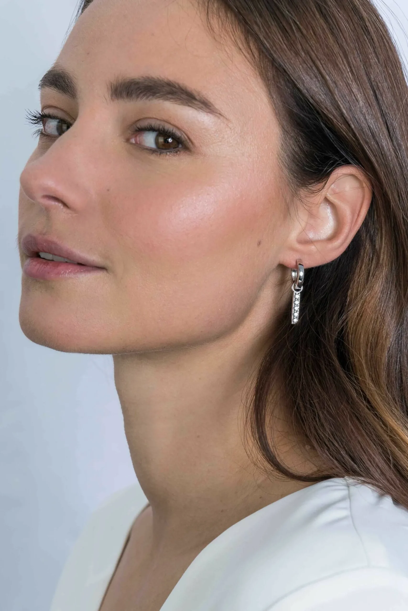 Discount Zinzi zilveren oorbedels 21,5 mm staafje zirconia ZICH2142. (zonder oorringen).