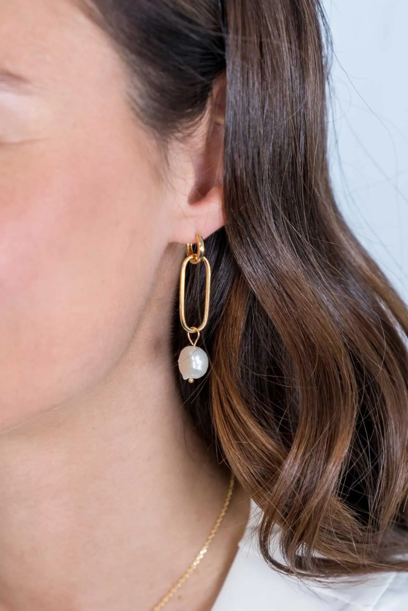 Discount Zinzi zilveren oorbedels 14K geel verguld 43mm ovaal witte parel ZICH2188G (zonder oorringen)