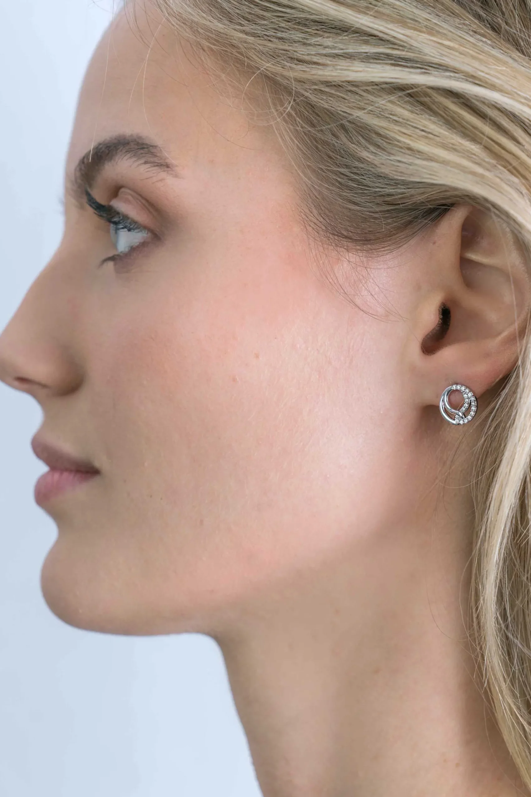Discount Zinzi zilveren oorknoppen 10mm symboliseert verbondenheid witte zirconia's ZIO2119