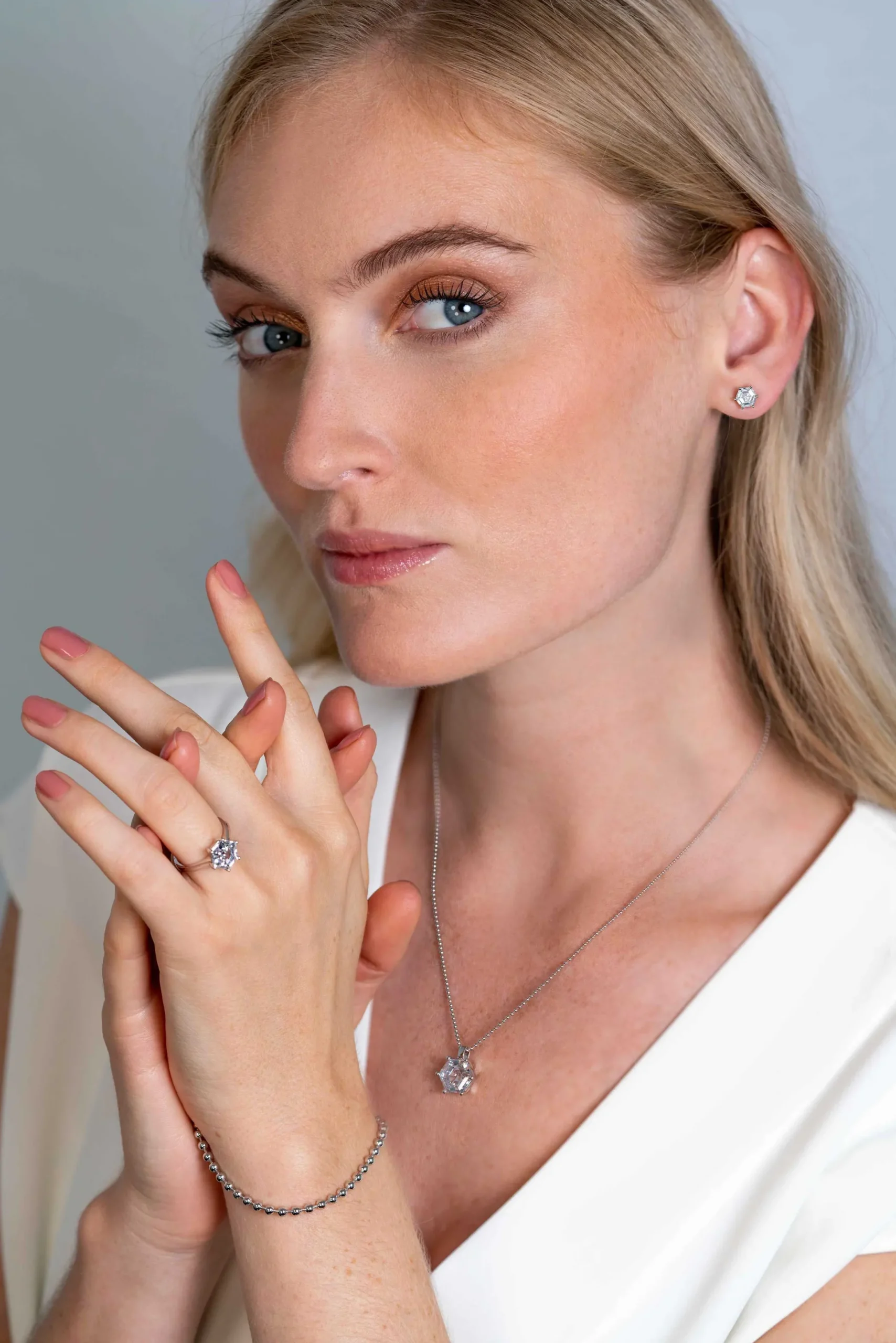 Discount Zinzi zilveren oorknoppen zeshoek met witte zirconia 7mm ZIO2259