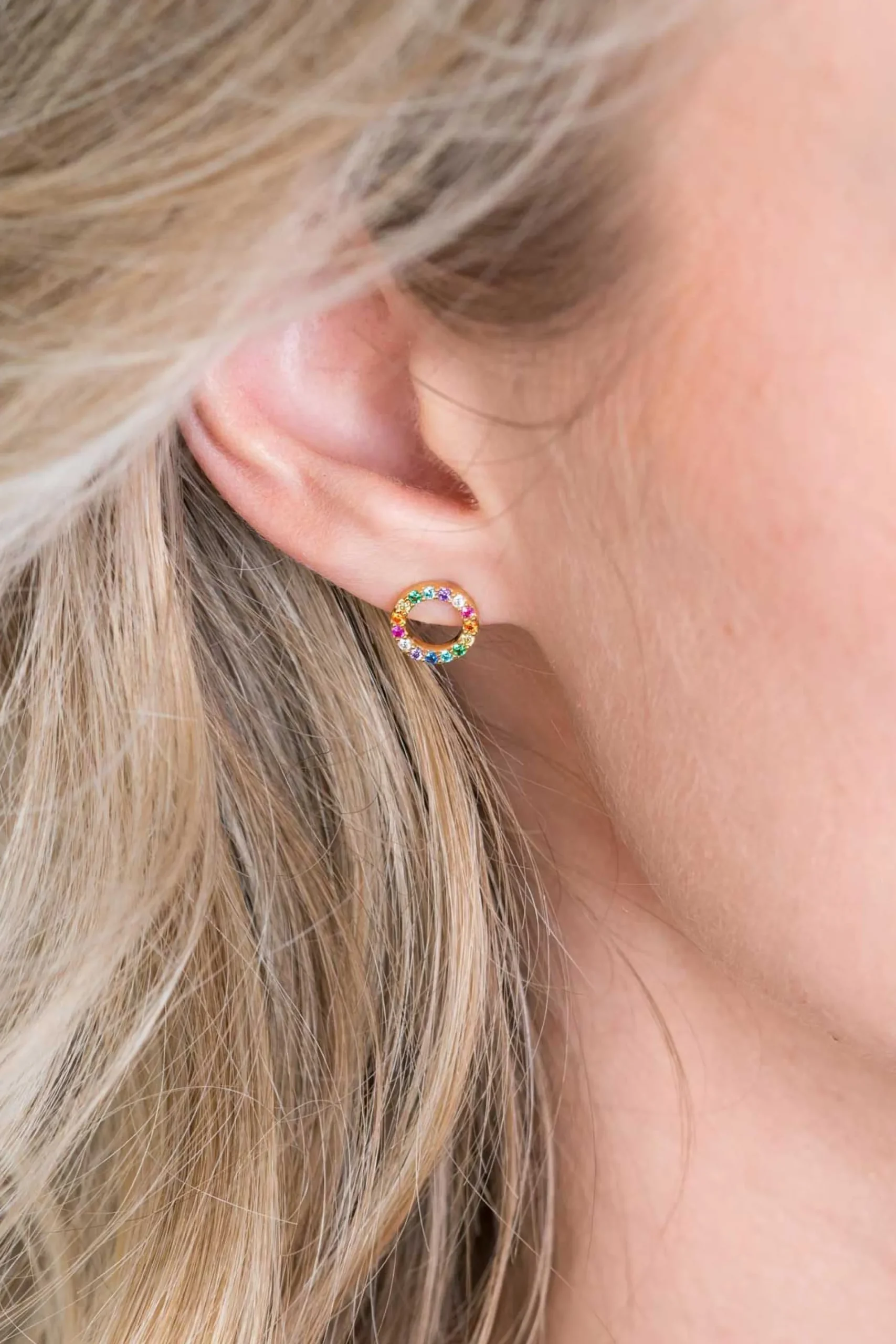 Online Zinzi zilveren oorknoppen 14K geel verguld 8mm bezet regenboog ZIO2170