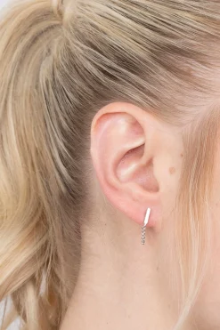 Outlet Zinzi zilveren oorknoppen met ketting staaf ZIO1688