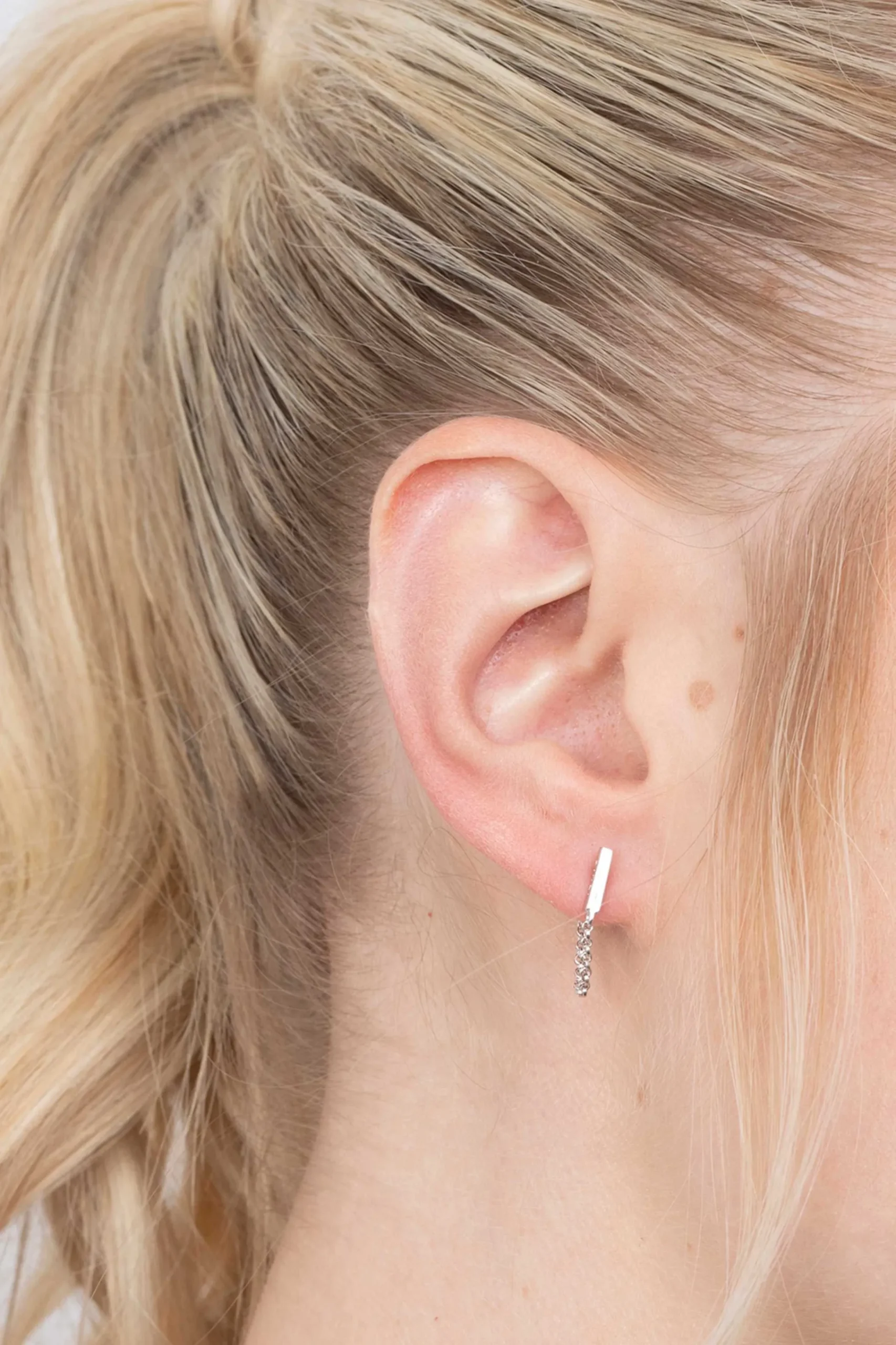 Outlet Zinzi zilveren oorknoppen met ketting staaf ZIO1688