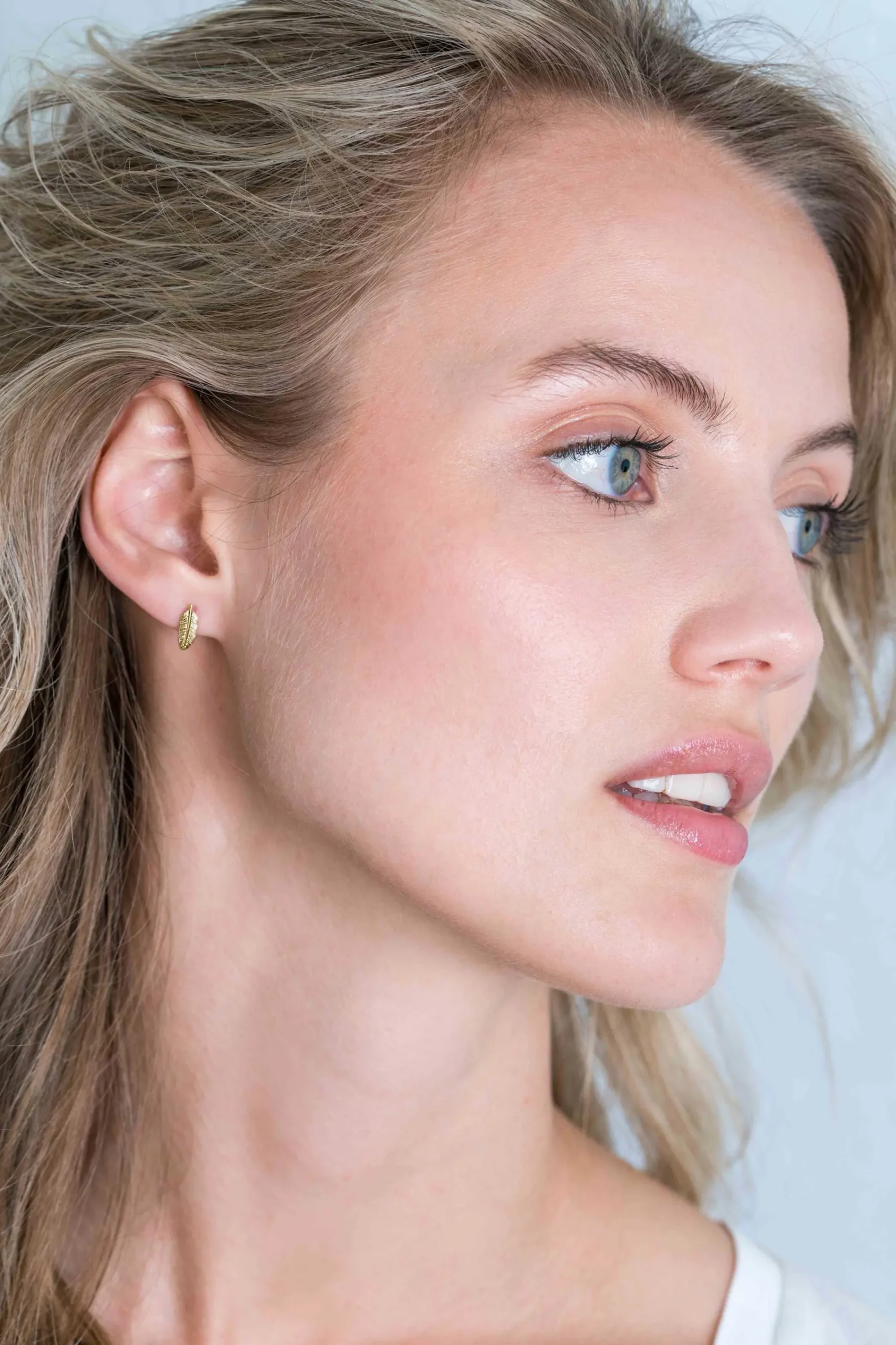 Sale Zinzi zilveren oorknoppen 14K geel verguld veertje 10mm ZIO2212G
