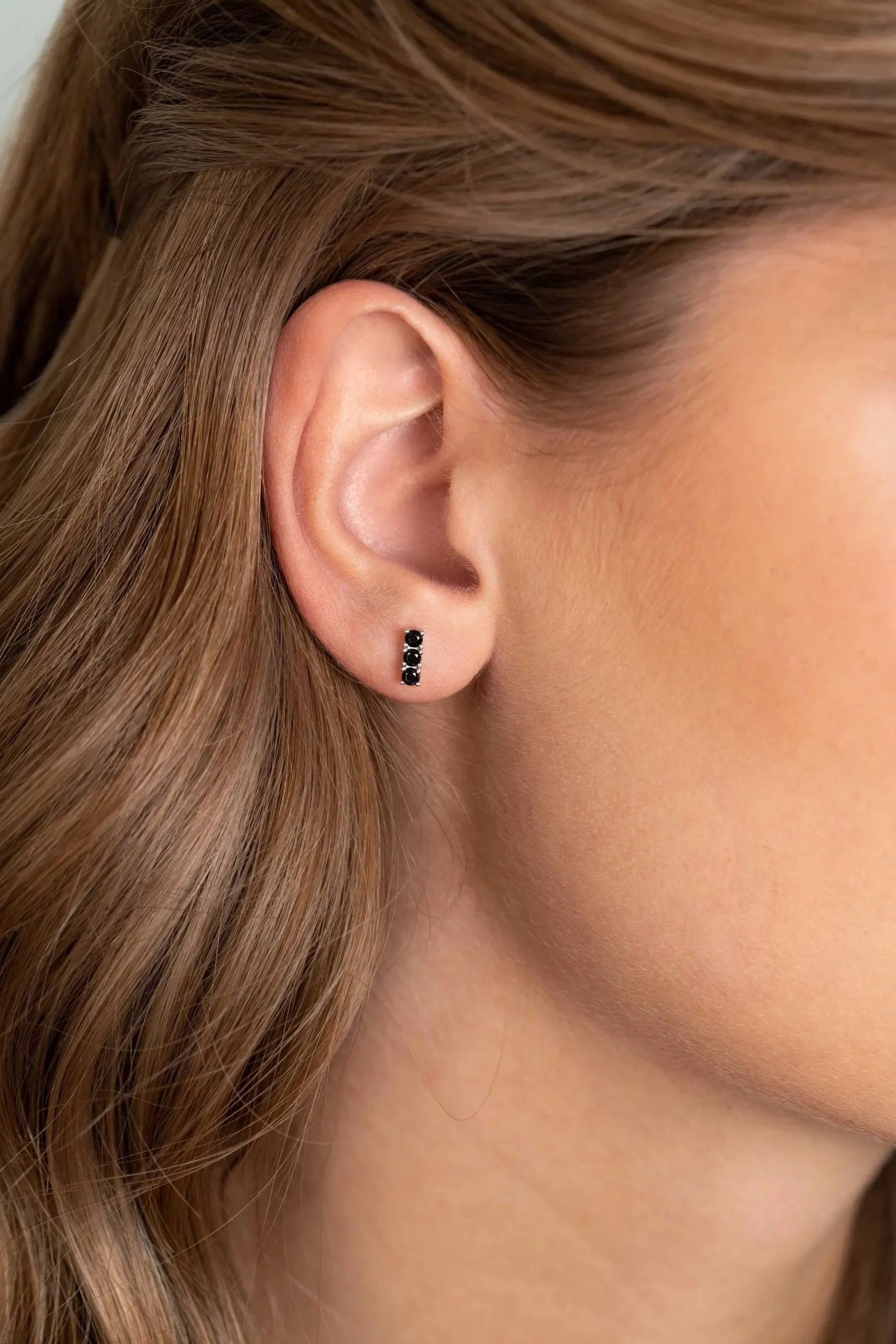 New Zinzi zilveren oorknoppen 8mm staafje chaton gezet zwart ZIO2127Z