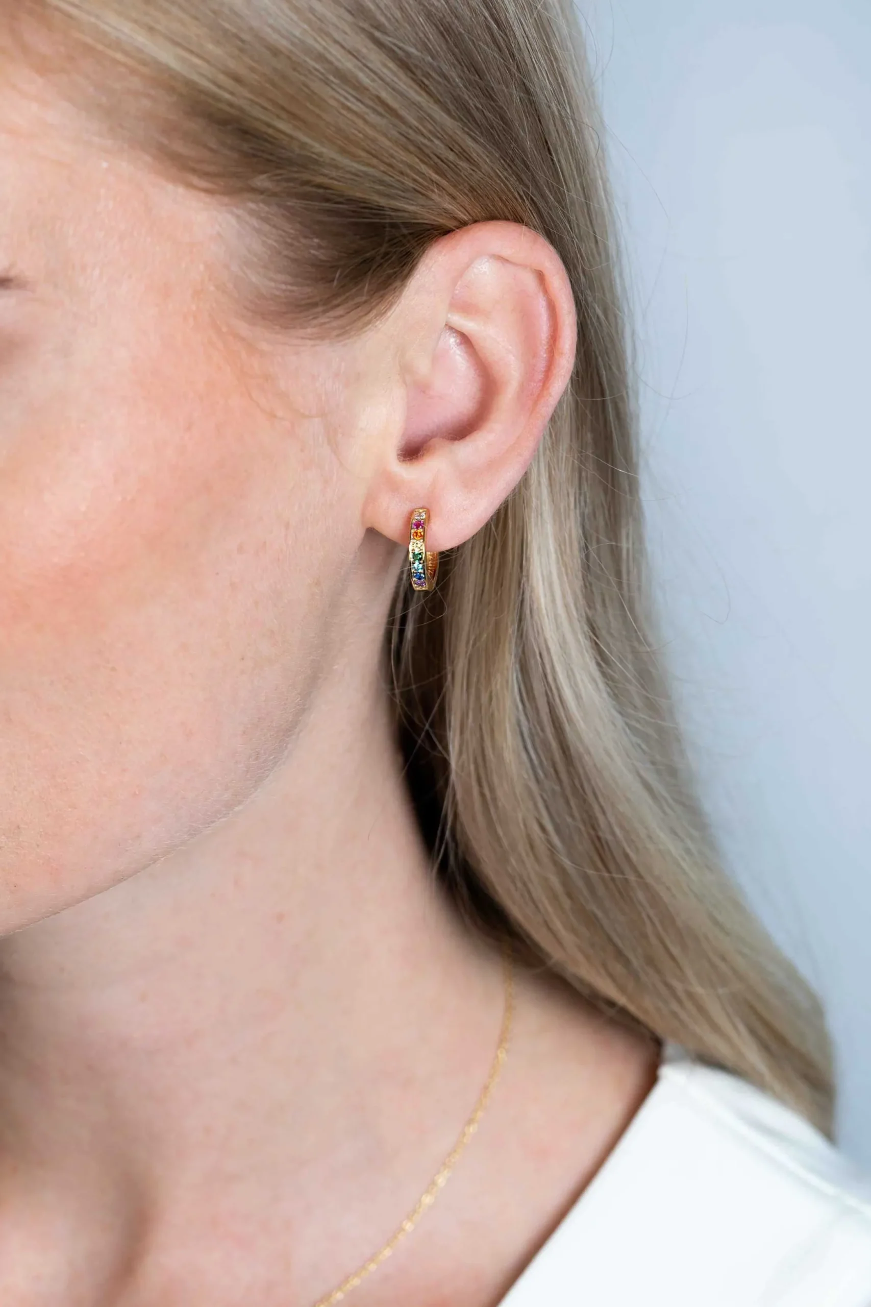Clearance Zinzi zilveren oorringen 14K geel verguld met regenboog kleurstenen 15mm ZIO2172CR