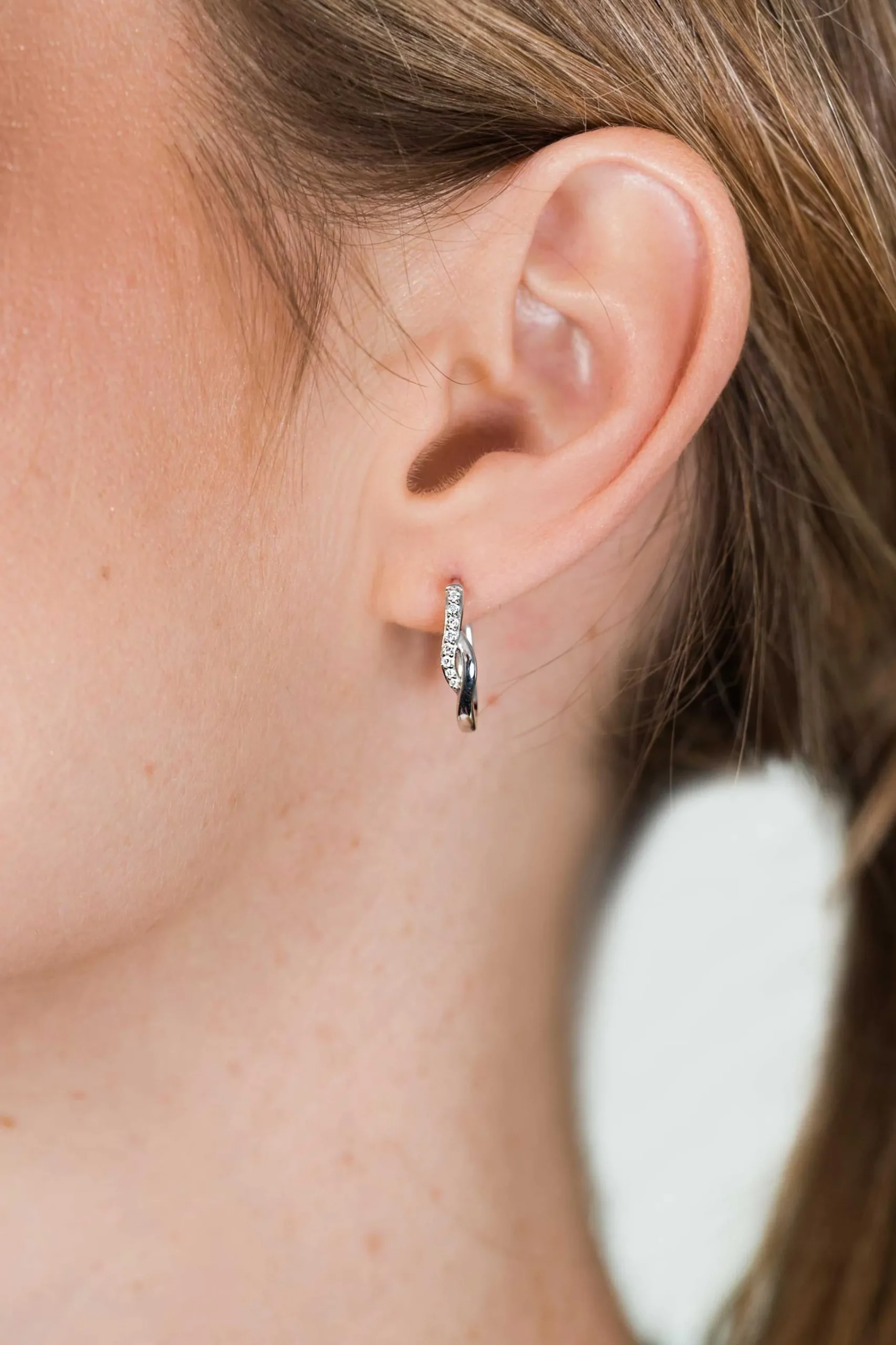 Online Zinzi zilveren oorringen 16x3mm crossover witte zirconia's ZIO1971