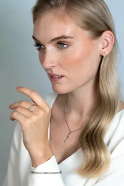 Sale Zinzi zilveren oorstekers staafje 12mm ovale vorm bezet met witte zirconia's ZIO2270